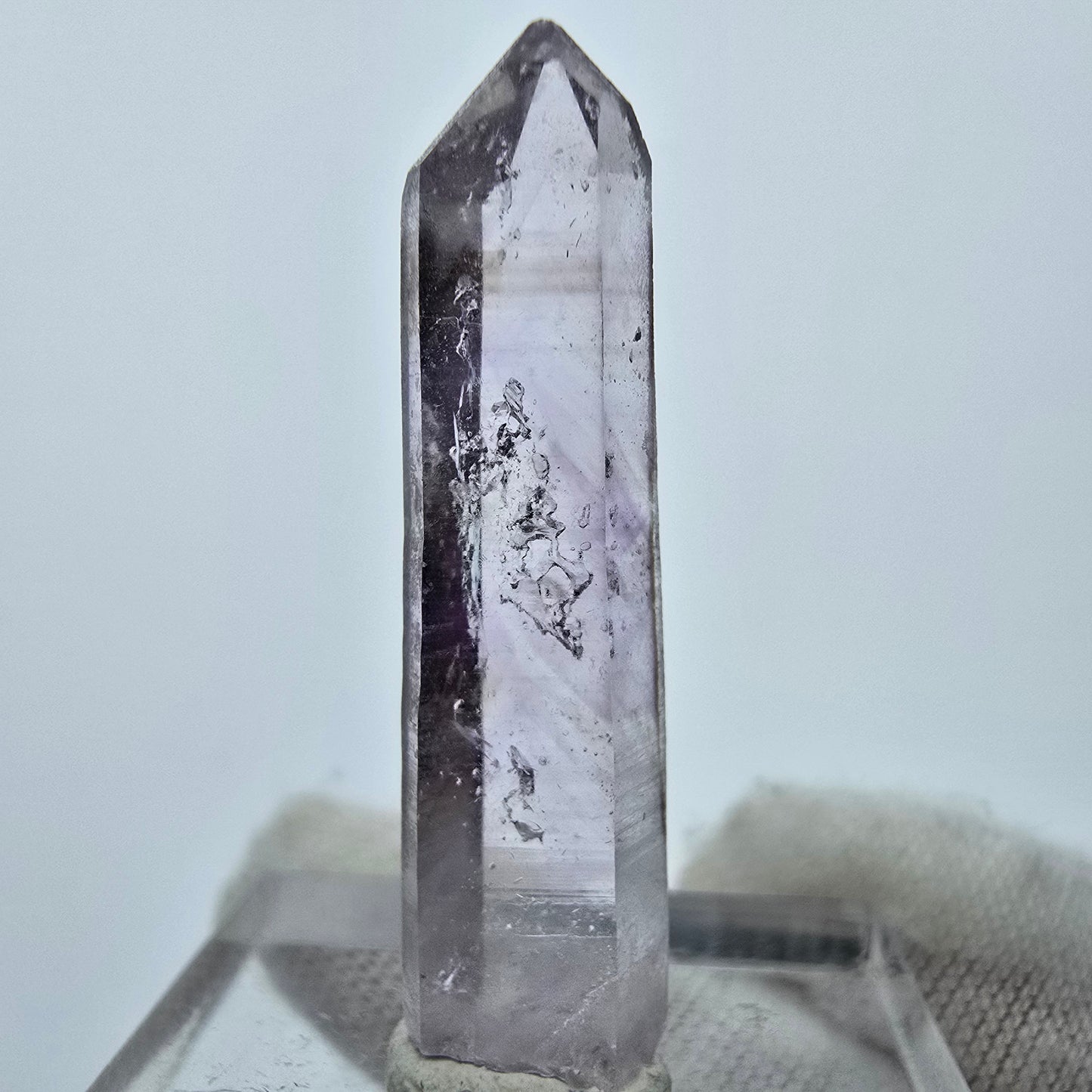 Pointe de cristal d'améthyste fantôme transparente Goboboseb, Namibie 33*8*6mm Collection