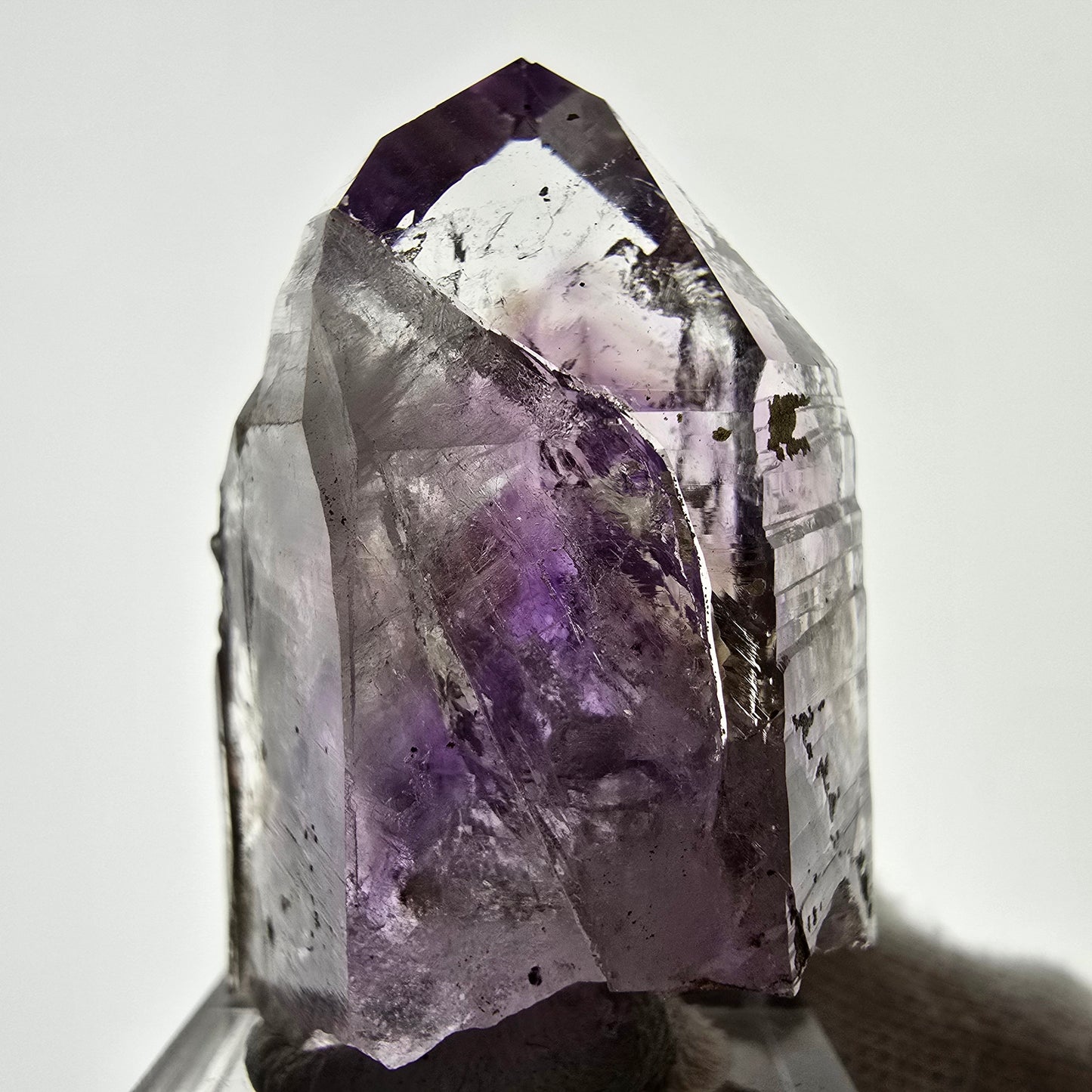 Améthyste fantôme avec hématite, mine Streep, Goboboseb, Namibie, 43 x 30 x 19 mm