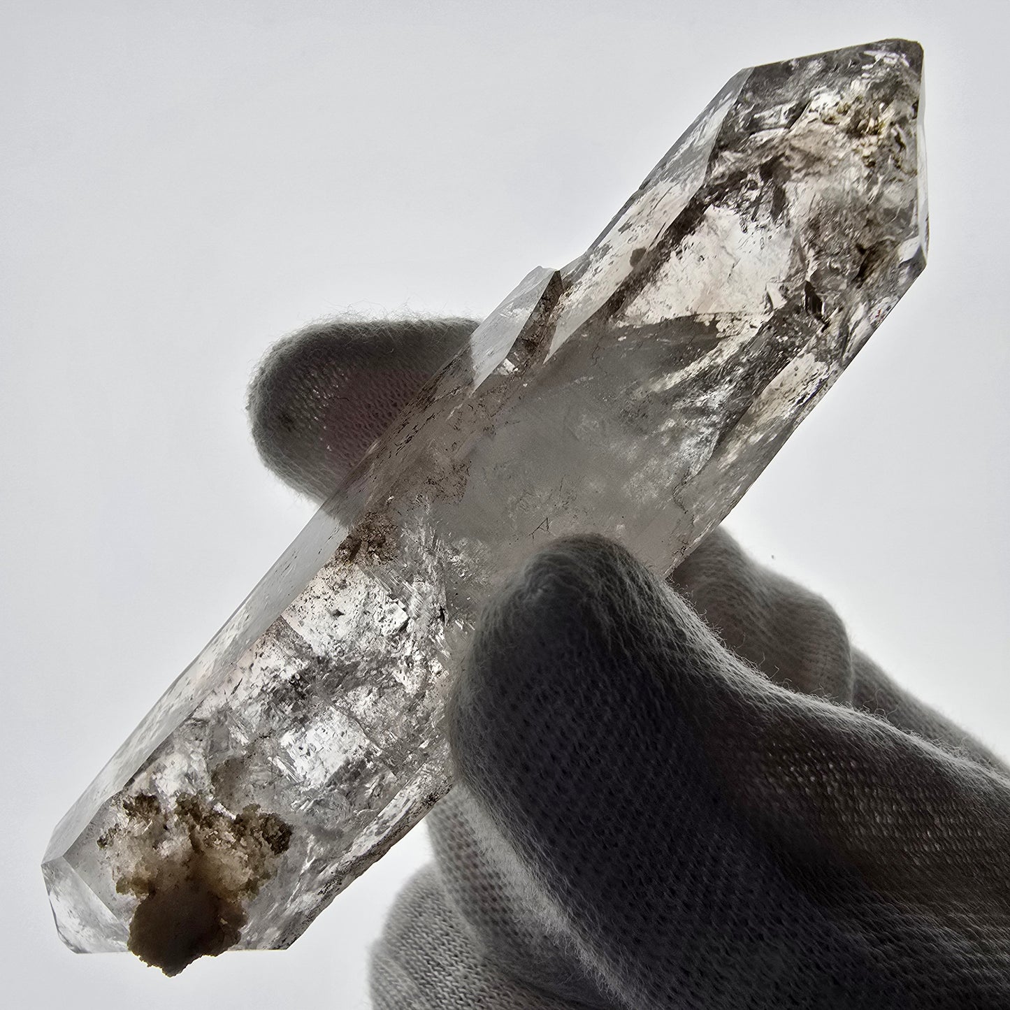 Sceptre DT en quartz fumé squelette Enhydro, poche Valentine en calcite UV, Namibie 98 x 24 x 18 mm