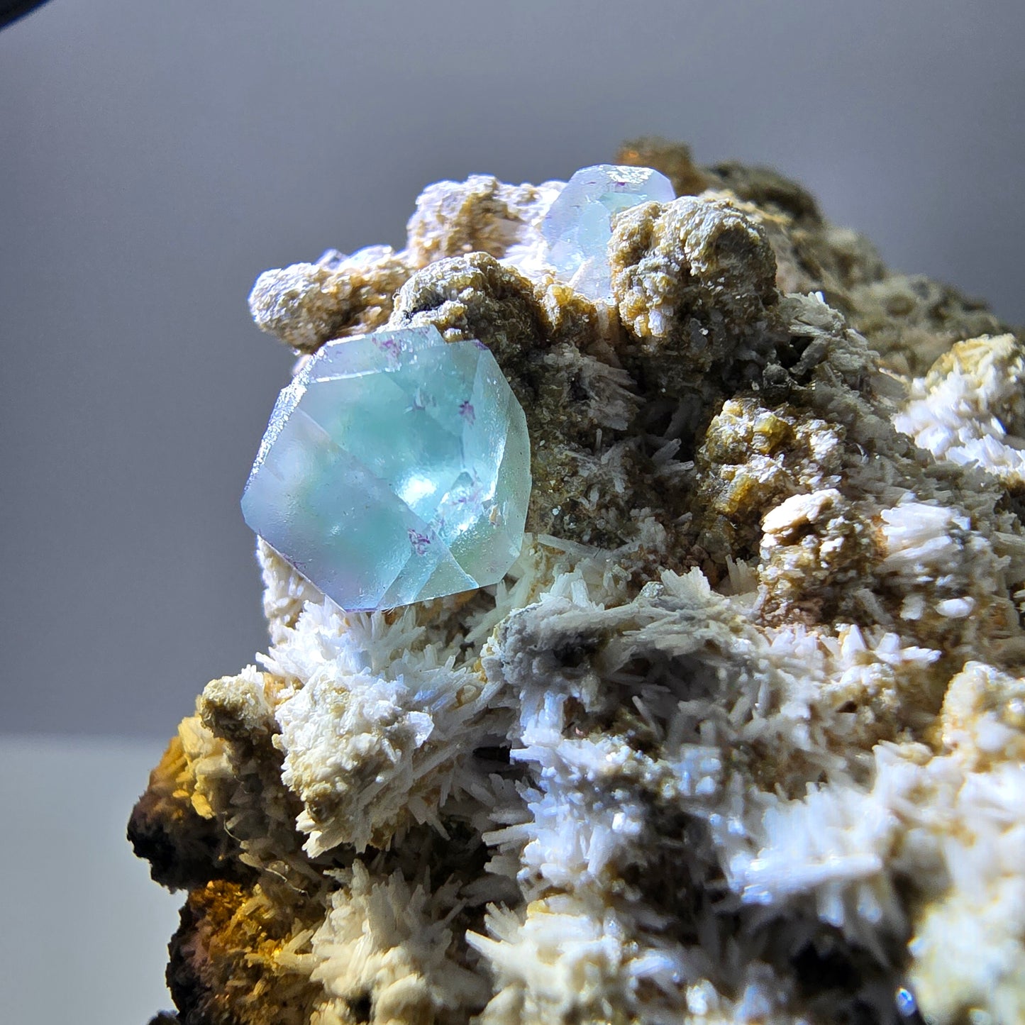 Grand spécimen de fluorite, hyalite, scholle, tourmaline, muscovite, orthose, Erongo, Namibie, 126 x 99 x 78 mm