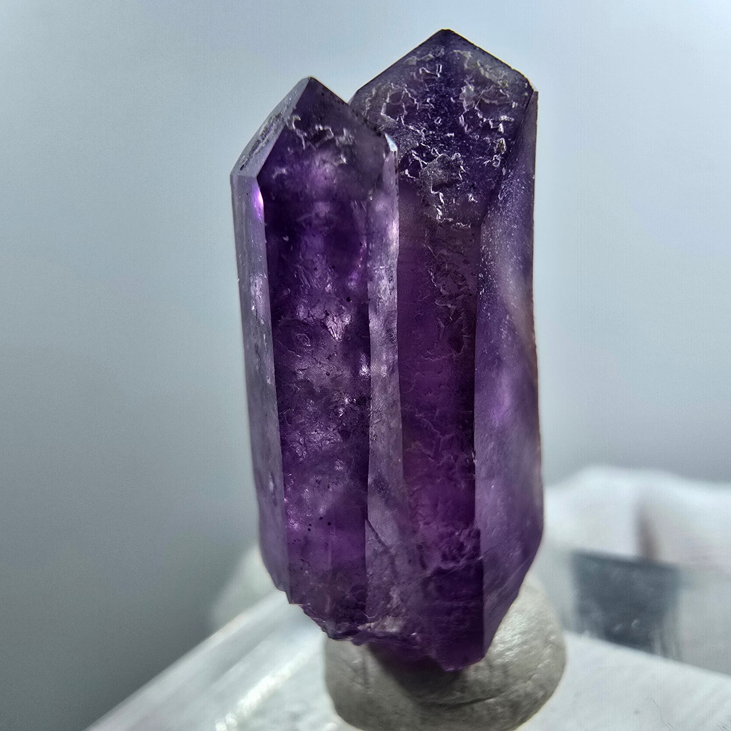 Pointe de sceptre en améthyste fantôme rare de Goboboseb, Namibie, 30 x 15 x 9 mm