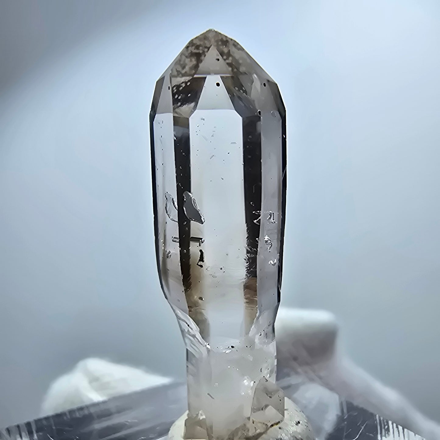 Pointe de sceptre en quartz fumé fantôme transparent, Goboboseb, Namibie, 31 x 8 x 8 mm