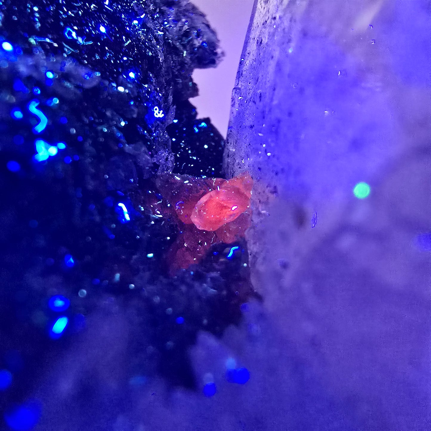 Quartz fumé fantôme hématite, calcite UV sur matrice Valentine Pocket Gob. Namibie 82 x 57 x 53 mm