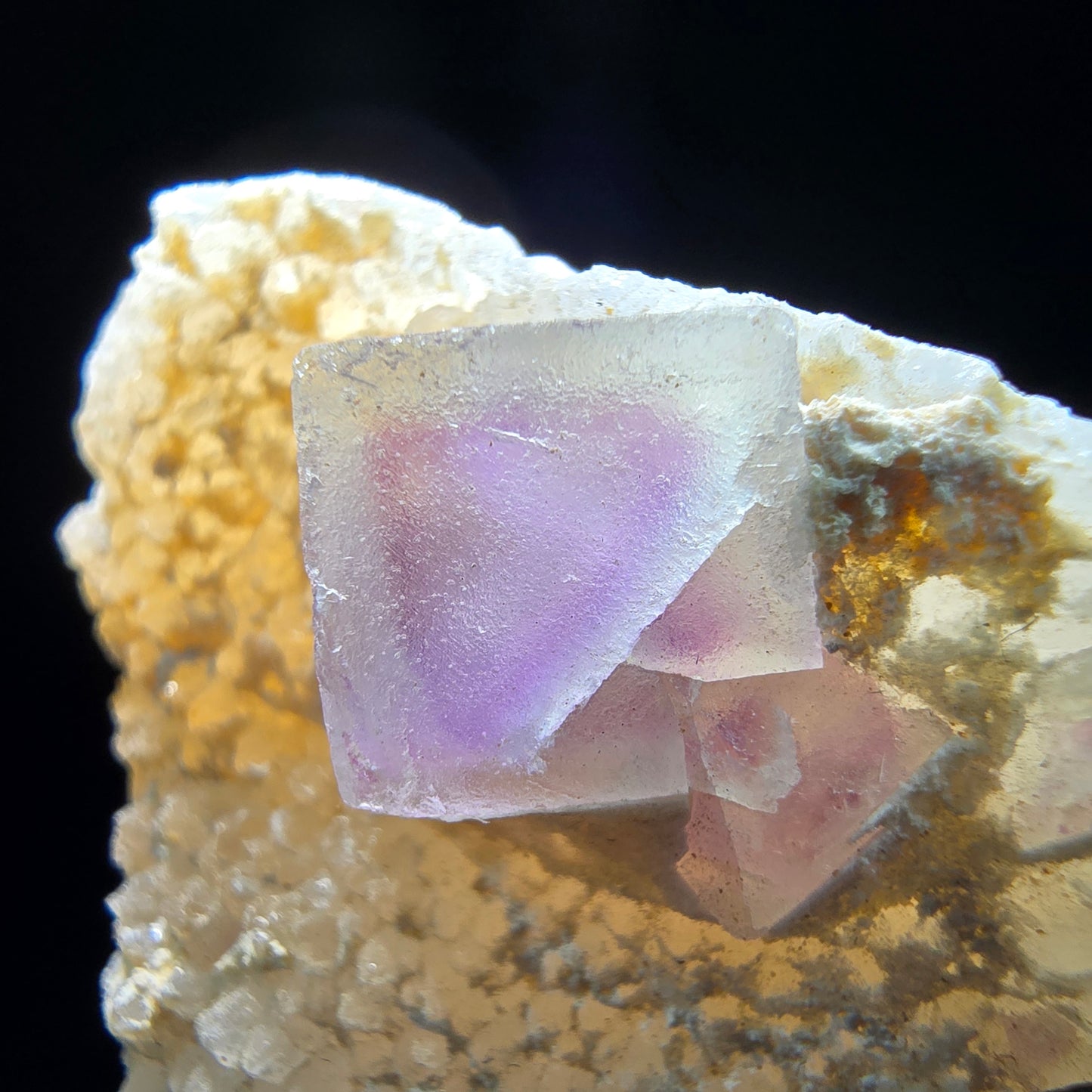 Cube de fluorite fantôme sur étape de quartz violet vert Omehane, Namibie 40*33*17mm