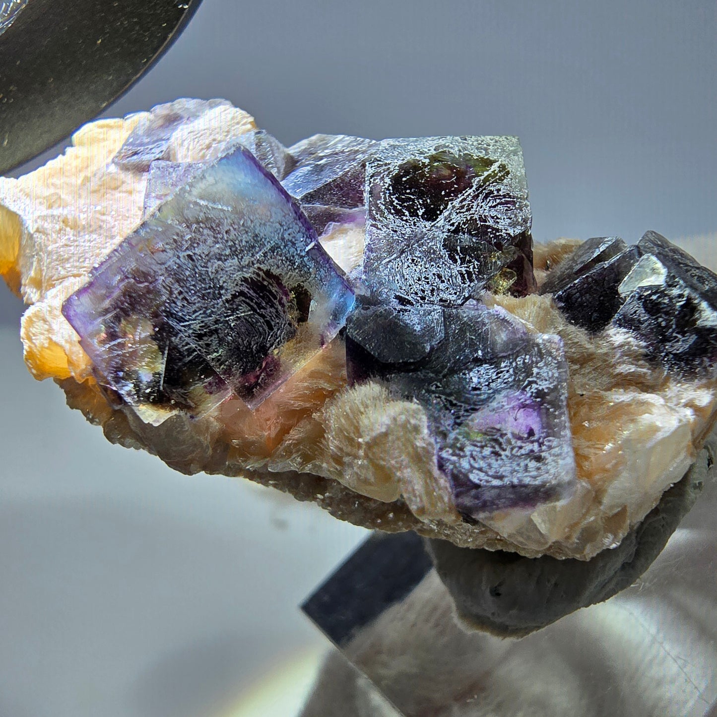 Cubes de fluorite fantôme colorés, spécimen de muscovite, Erongo, Namibie, 43 x 23 x 21 mm