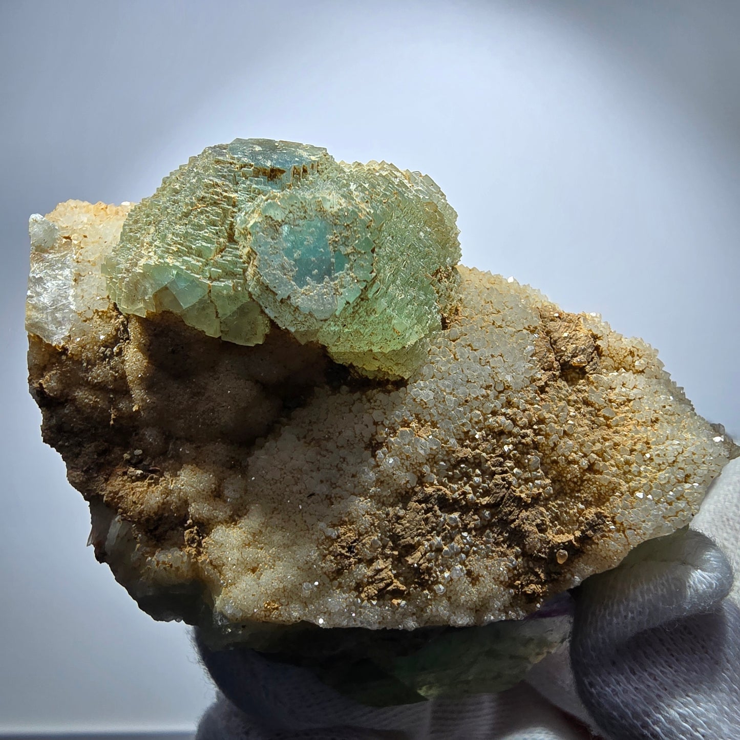 Fluorite rare, classée sur un spécimen de cube de quartz Omehane, Namibie 71*49*33mm