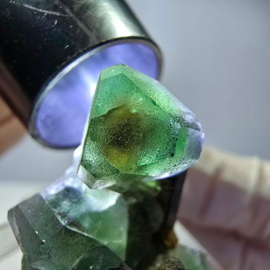 Cube hexagonal de fluorite fantôme, muscovite, tourmaline Schörl, Erongo, Namibie, 30 x 23 x 20 mm