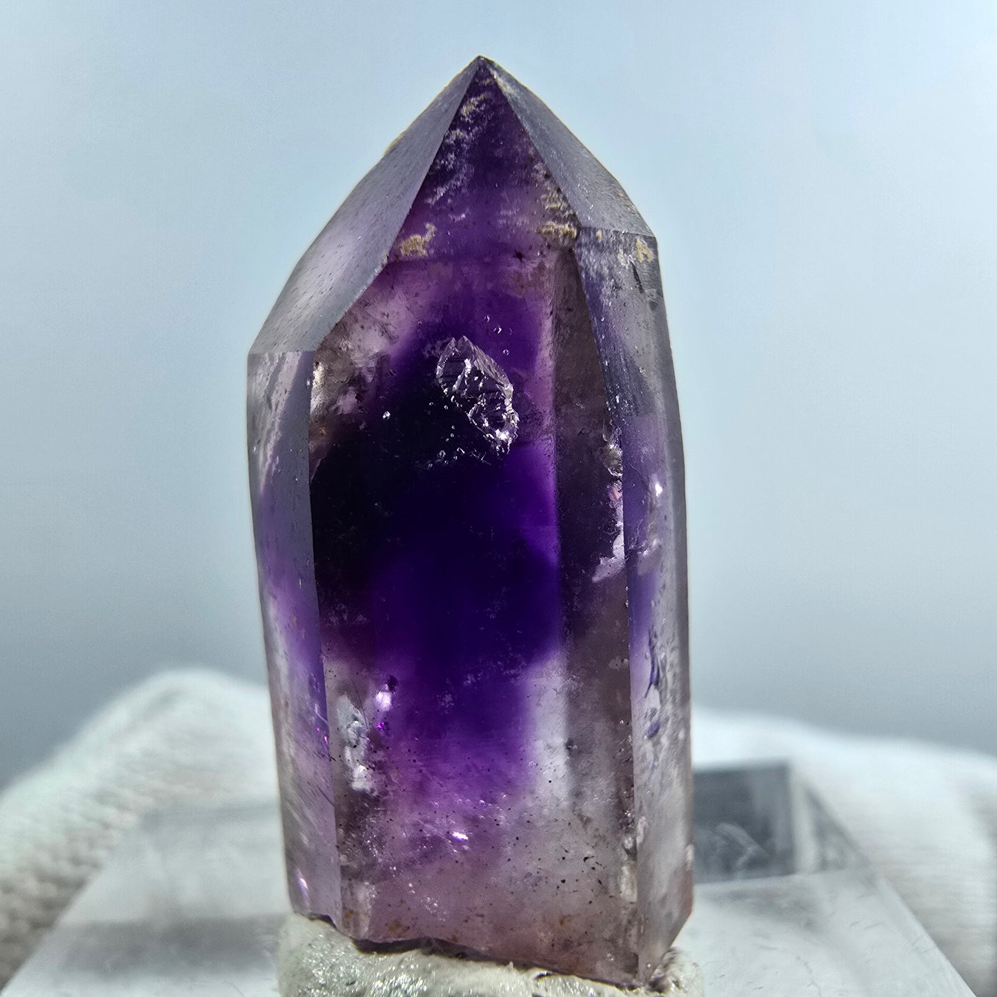 Pointe de sceptre en améthyste fantôme rare à Goboboseb, Namibie, 26 x 12 x 10 mm
