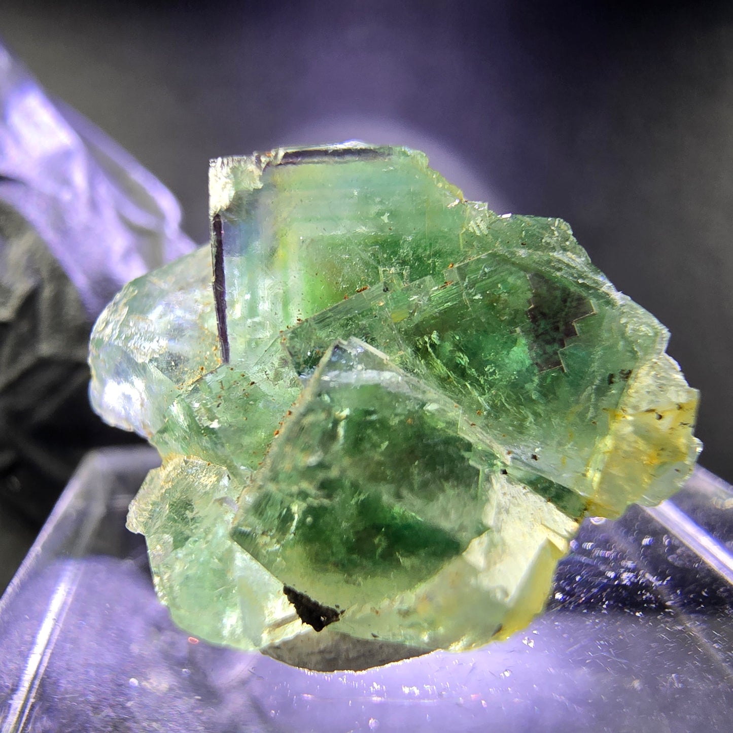Klare Phantom Fluorit XX Würfel Stufe grün lila 21*20*11mm aus Okorusu, Namibia