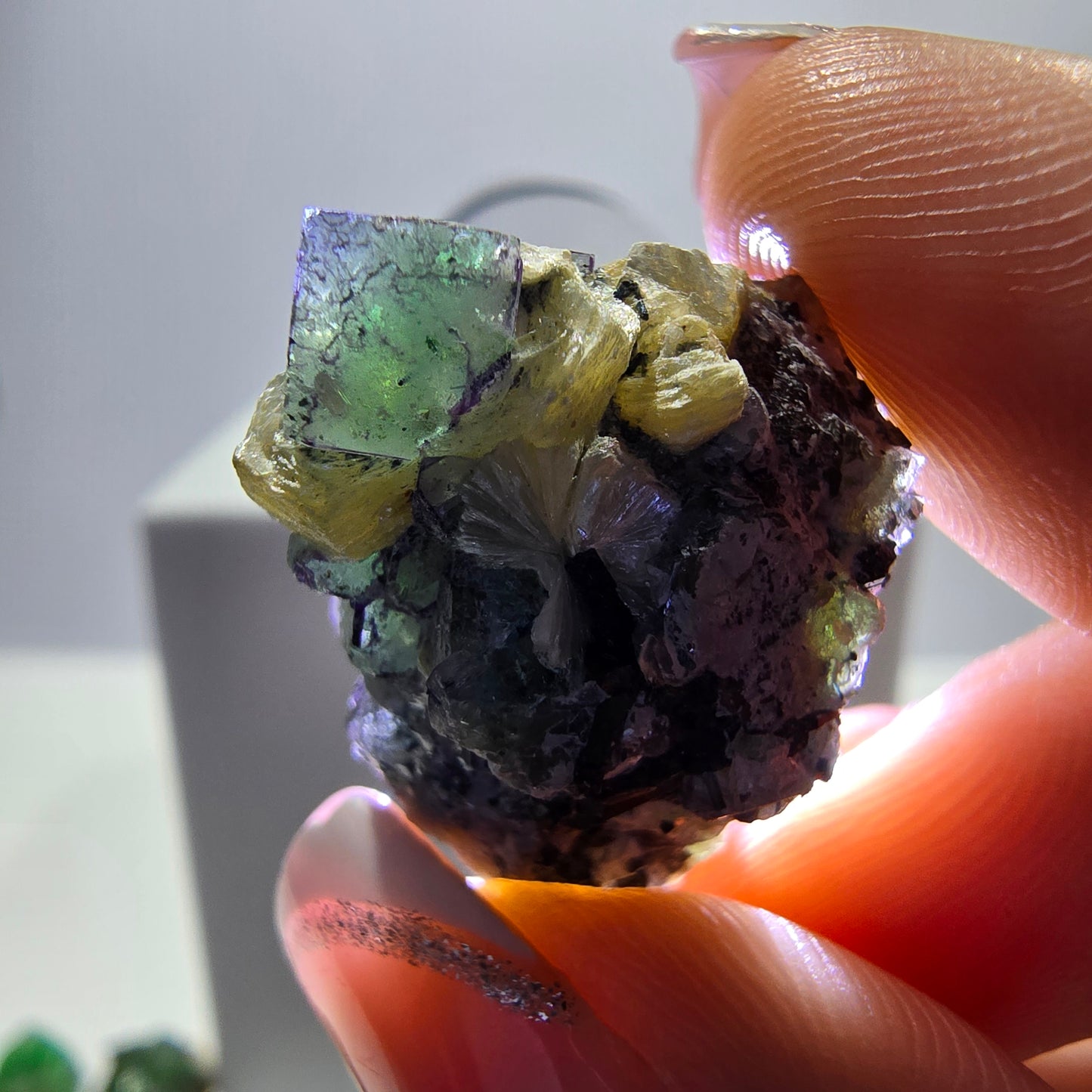 Lot de 16 marches en fluorite fantôme, hyalite, tourmaline Schörl, muscovite, Erongo, Namibie