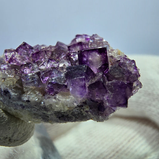 Rare spécimen de cube de fluorite fantôme violet zonal Okorusu, Namibie 31 x 20 x 11 mm