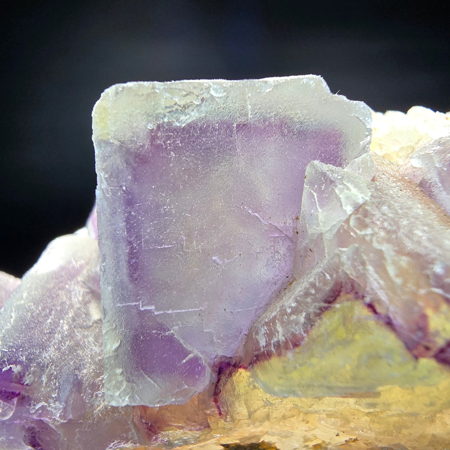 Cube de fluorite fantôme sur scène de quartz violet vert Omehane, Namibie 77*31*31mm