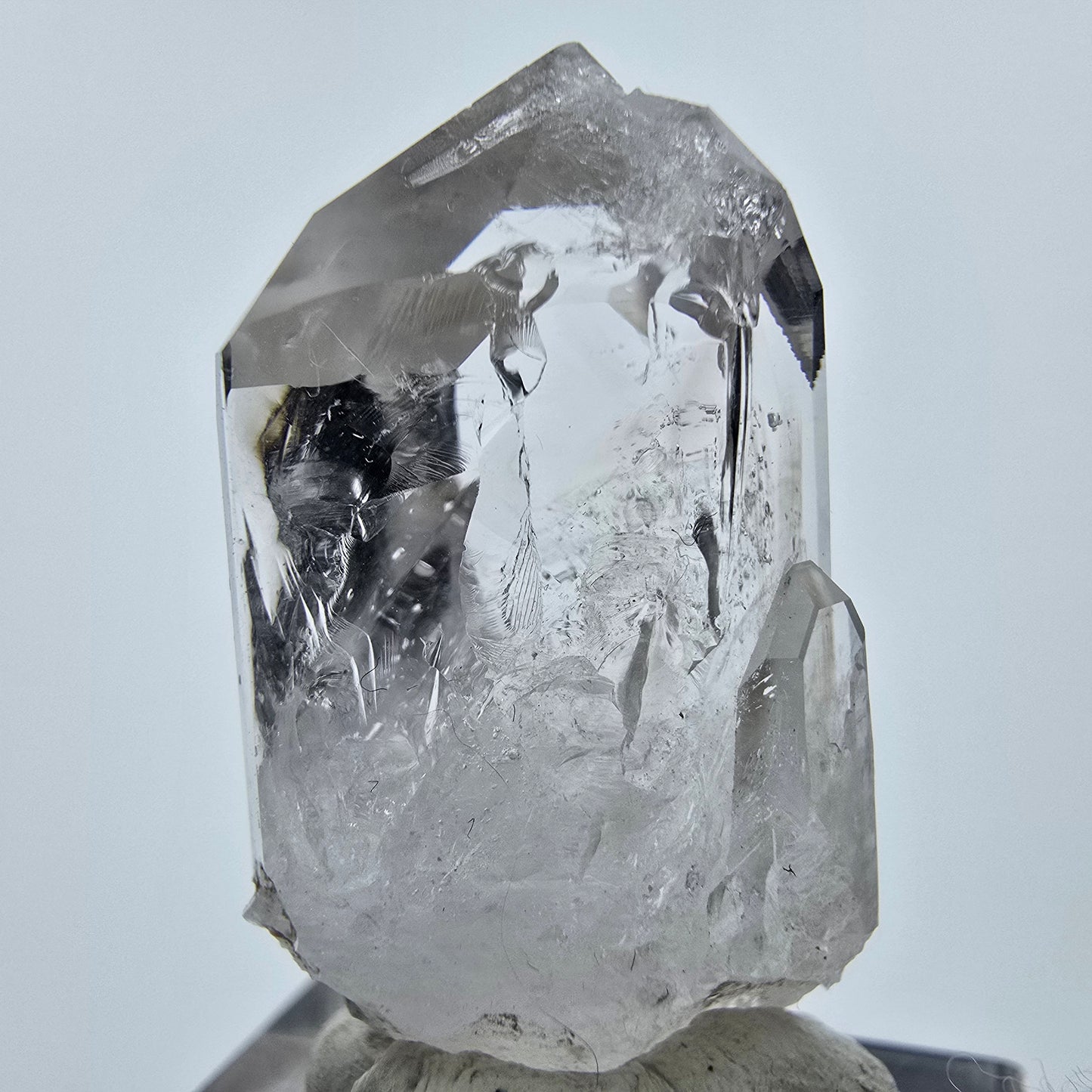 Klarer Phantom Rauchquarz mit Analcim Streep Mine Goboboseb Namibia 35*16*14mm
