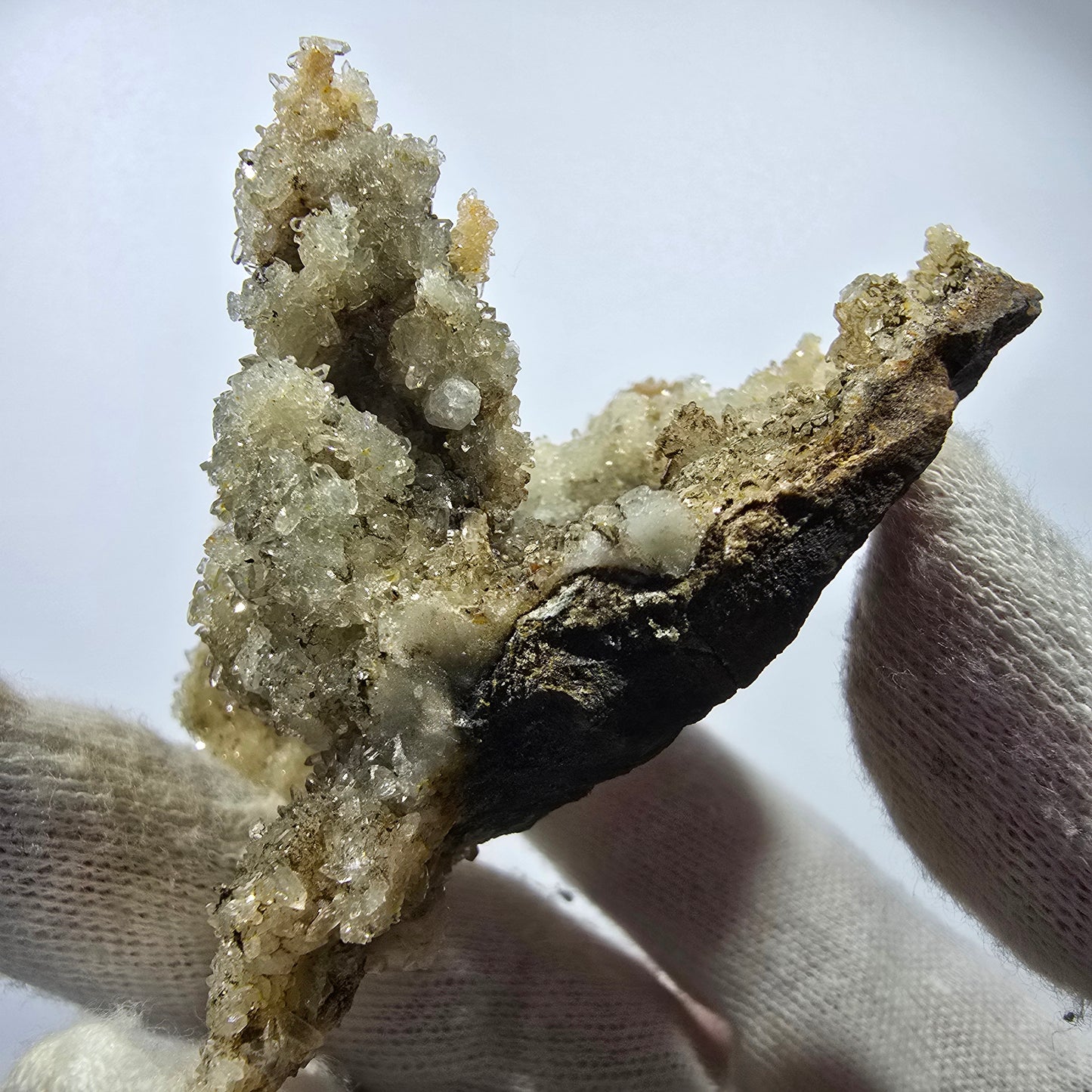 Quartz fumé, calcite UV sur matrice Valentine Pocket Goboboseb Namibie 87*81*58mm