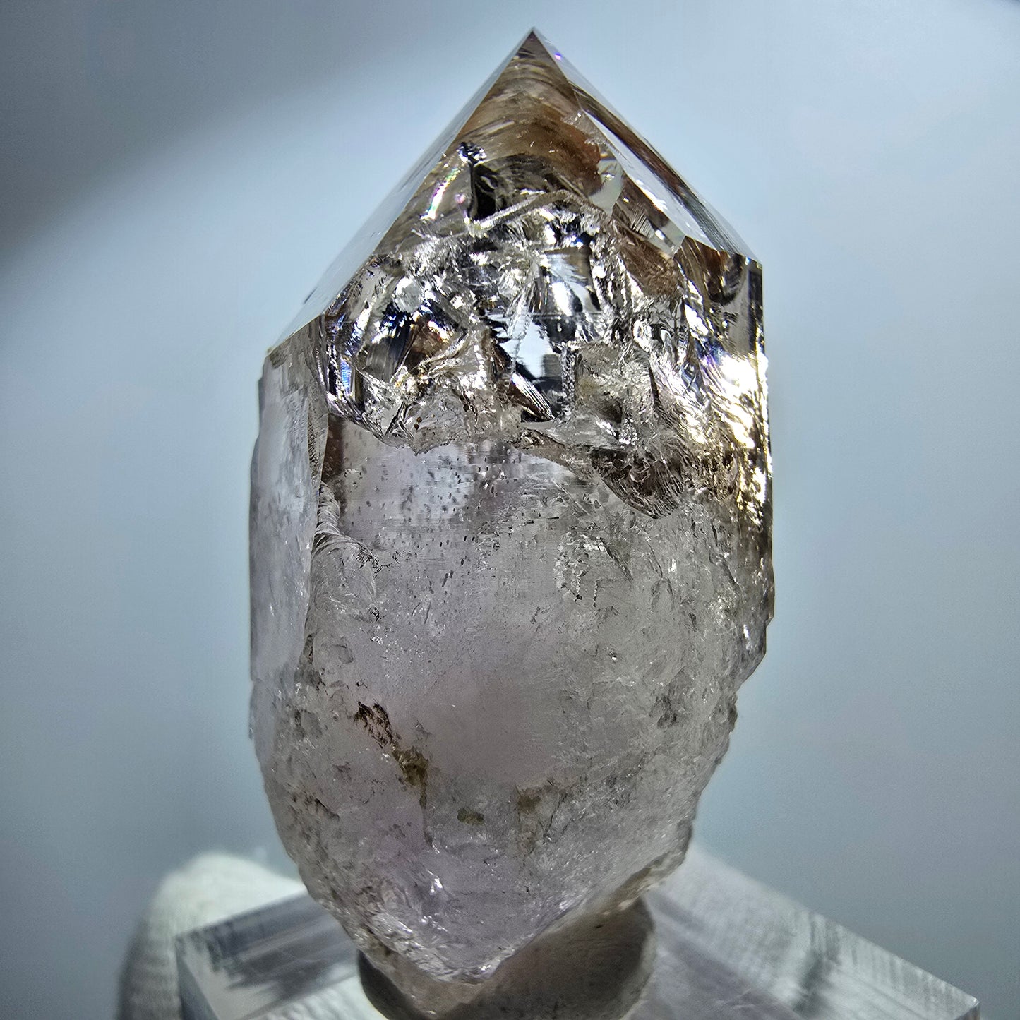 Pointe de sceptre en améthyste fantôme transparente, Goboboseb, Namibie, 46 x 20 x 20 mm