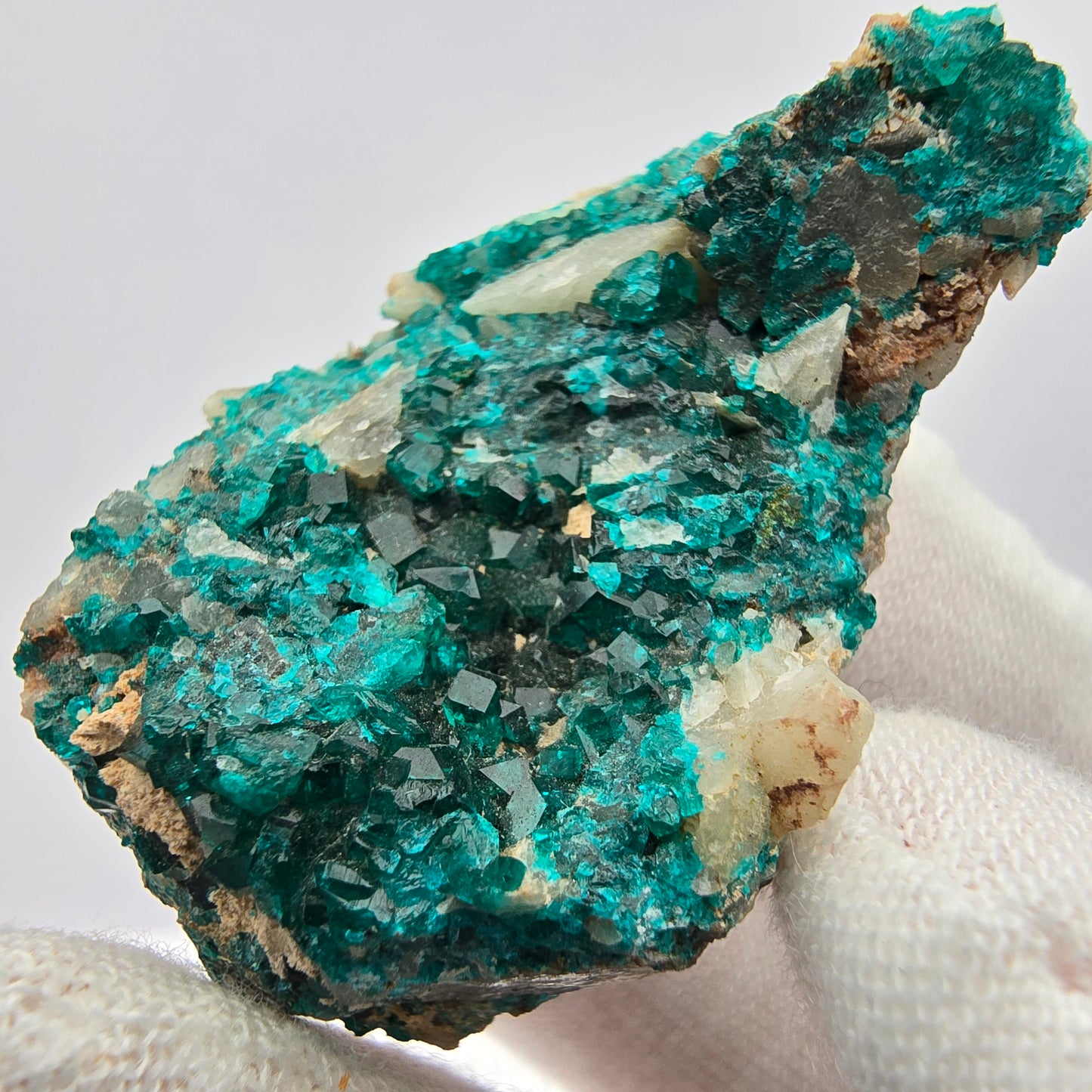 Rare spécimen de dioptase sur quartz Kaokoveld, Namibie 39*24*15mm Collection de minéraux