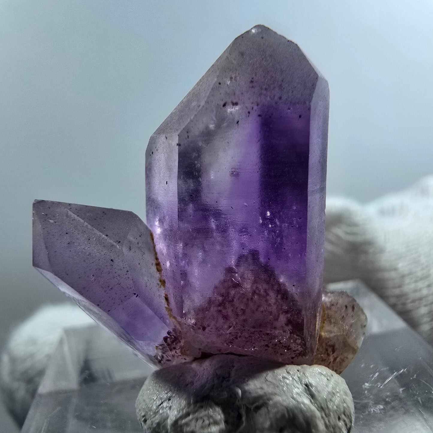Spécimen rare d'améthyste fantôme de Goboboseb, Namibie, 24 x 21 x 9 mm