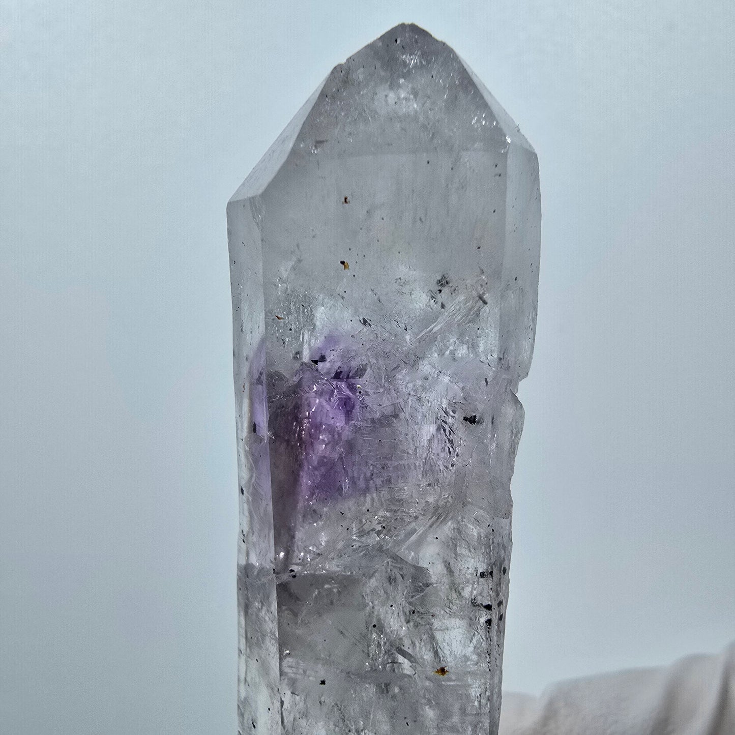 Améthyste fantôme squelette avec hématite, mine Streep, Goboboseb, Namibie, 66 x 16 x 12 mm
