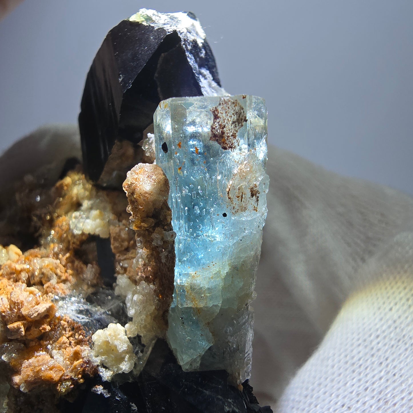 Grand spécimen d'aigue-marine, de tourmaline schorl, d'hyalite et d'orthose, Erongo, Namibie, 107 x 70 x 45 mm