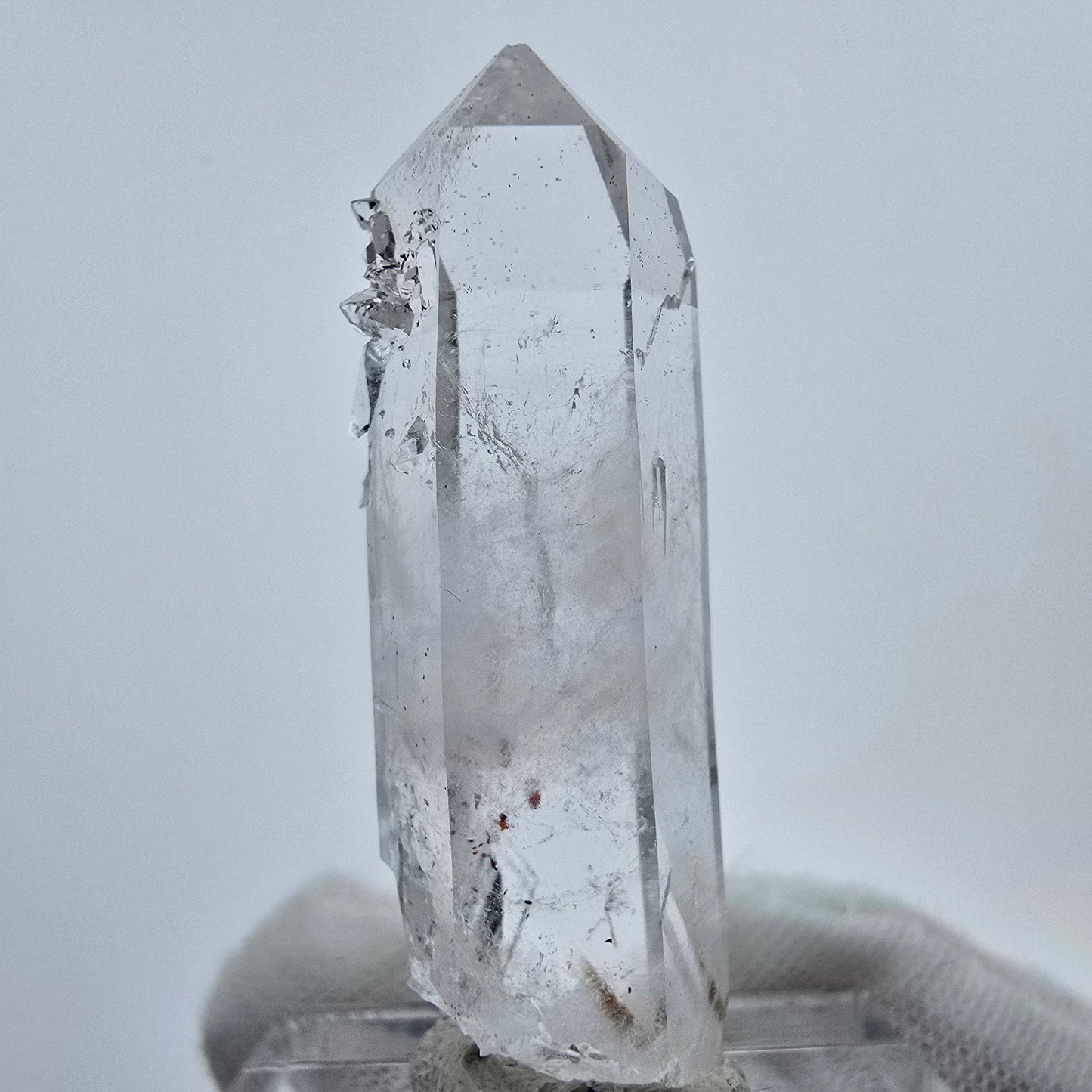 Cristal de quartz Harlequin très clair de la mine Streep, Goboboseb, Namibie, 40 x 13 x 11 mm
