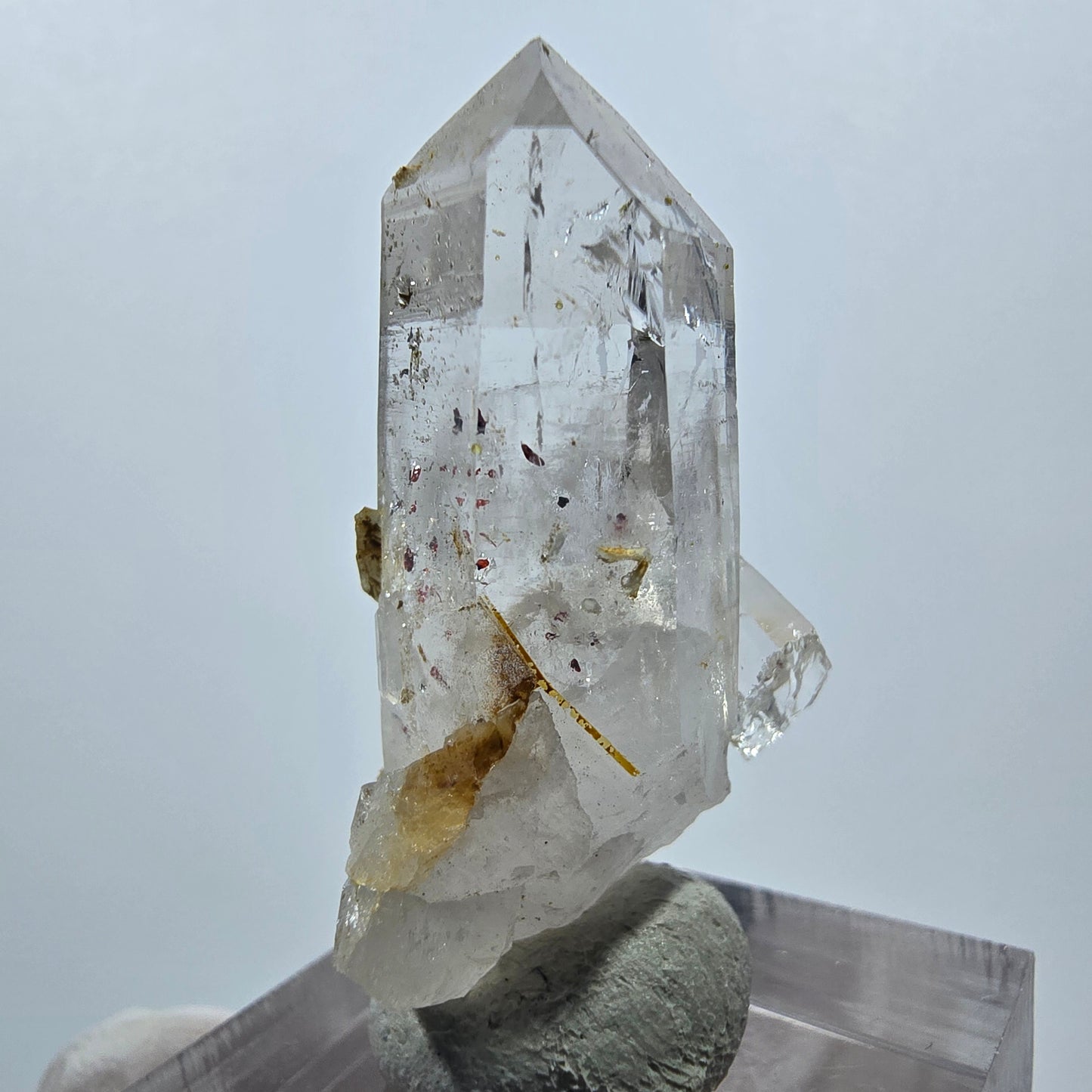 Quartz clair, préhnite, hématite, mine Point Streep, Goboboseb, Namibie, 38 x 22 x 16 mm