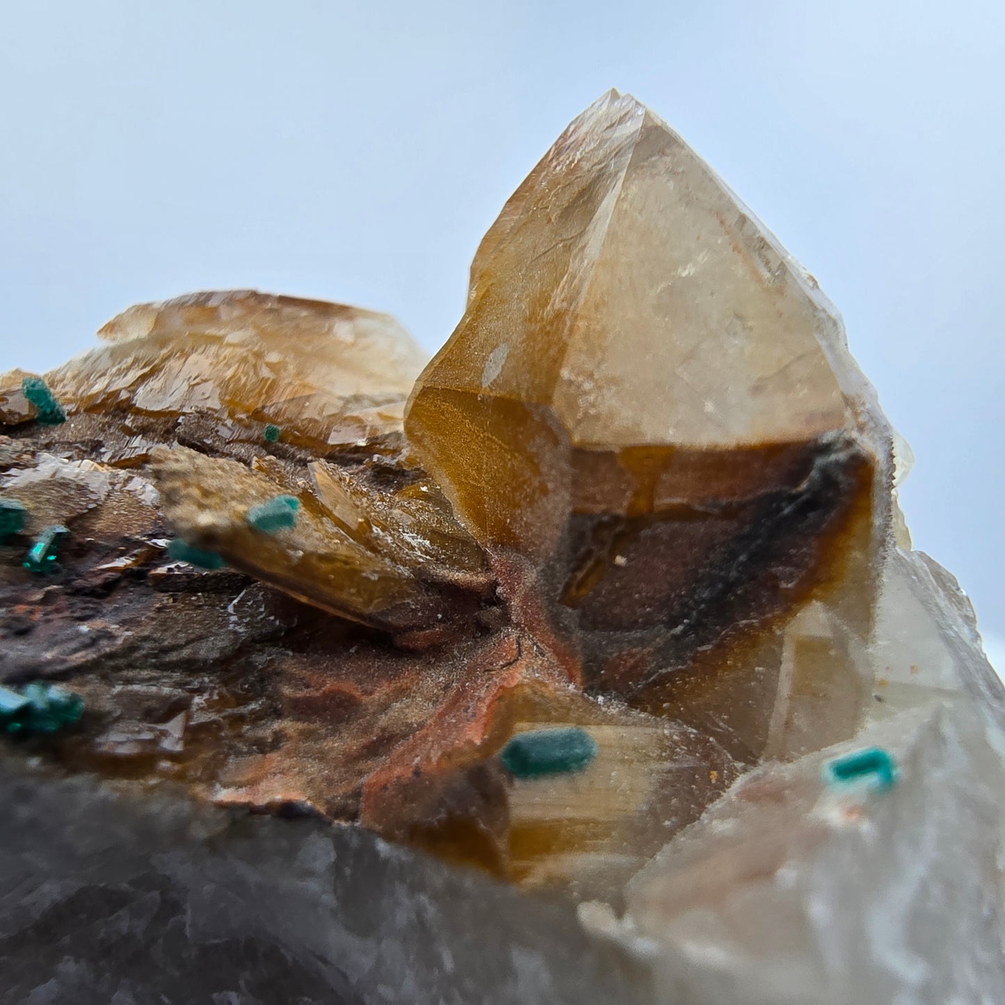 Rare spécimen de dioptase sur quartz Kaokoveld, Namibie 40*36*26mm Collection de minéraux