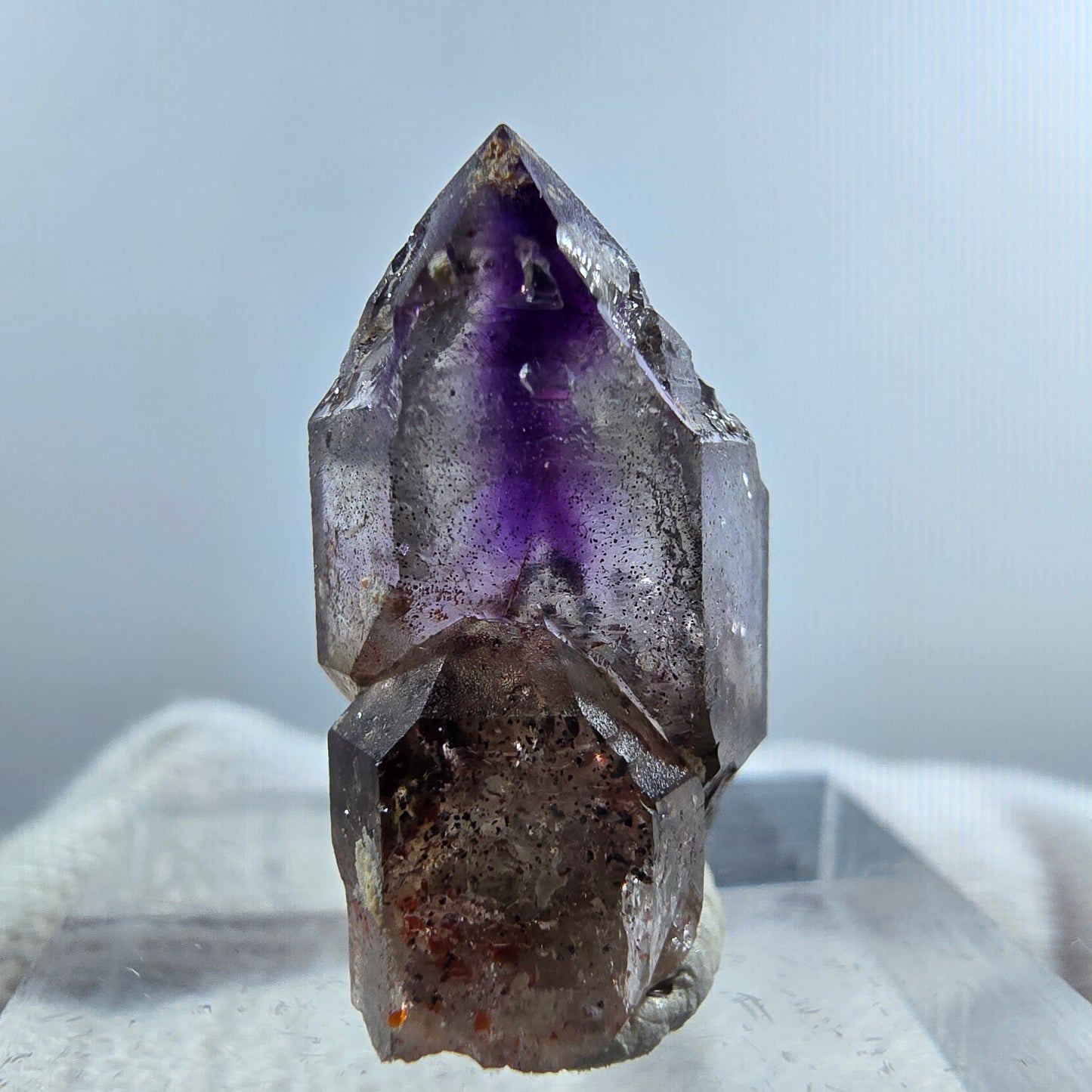 Pointe de sceptre en améthyste fantôme rare de Goboboseb, Namibie, 22 x 12 x 10 mm