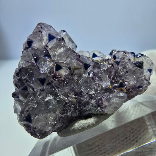 Spécimen rare de cube de fluorite fantôme zonal blanc violet Okorusu, Namibie 35*23*16mm