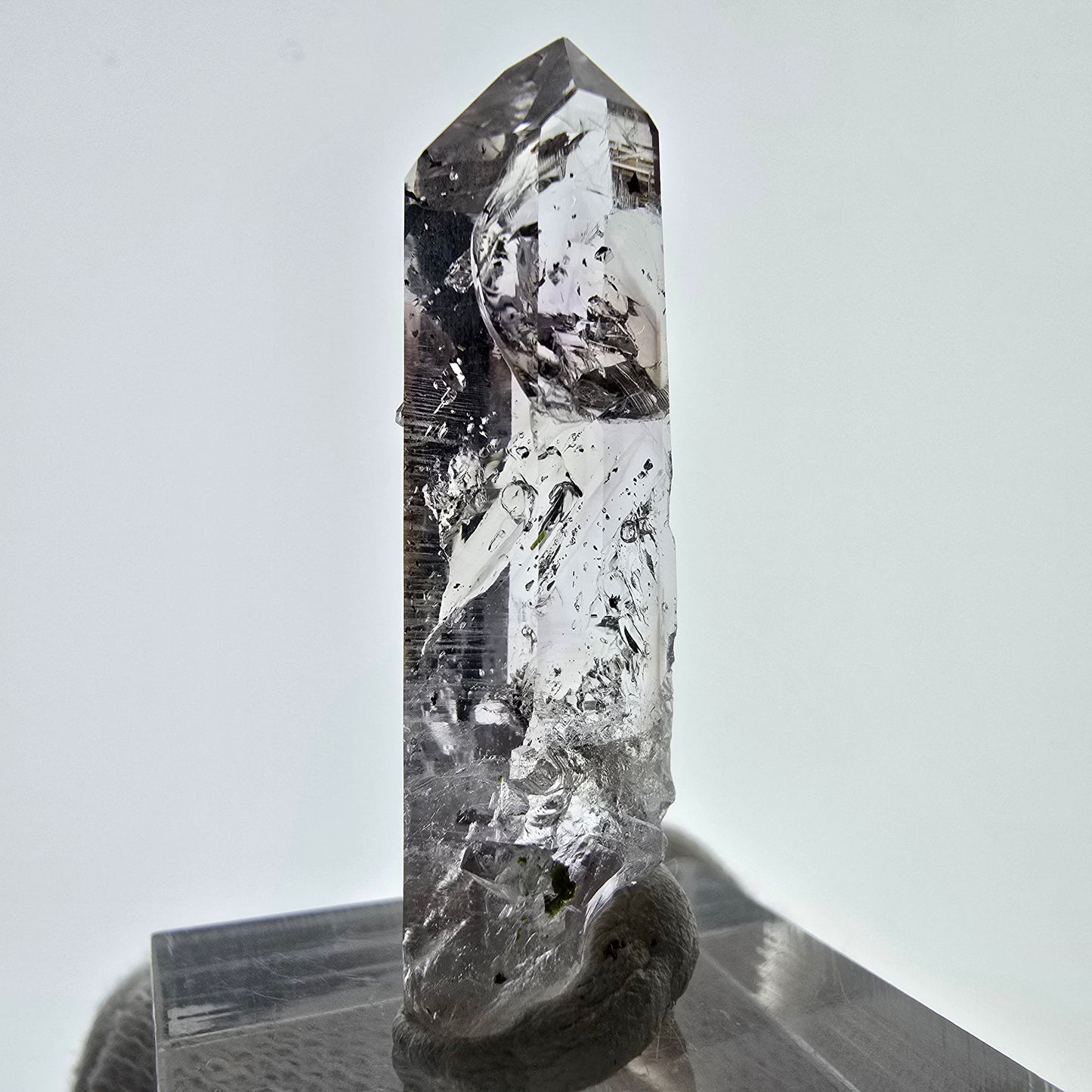 Quartz fumé fantôme Enhydro avec hématite, mine Bubble Streep, Namibie, 39 x 12 x 9 mm