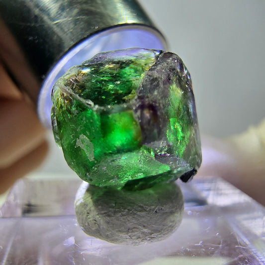 Cube hexagonal de fluorite fantôme, muscovite, tourmaline Schörl, Erongo, Namibie, 14 x 13 x 13 mm