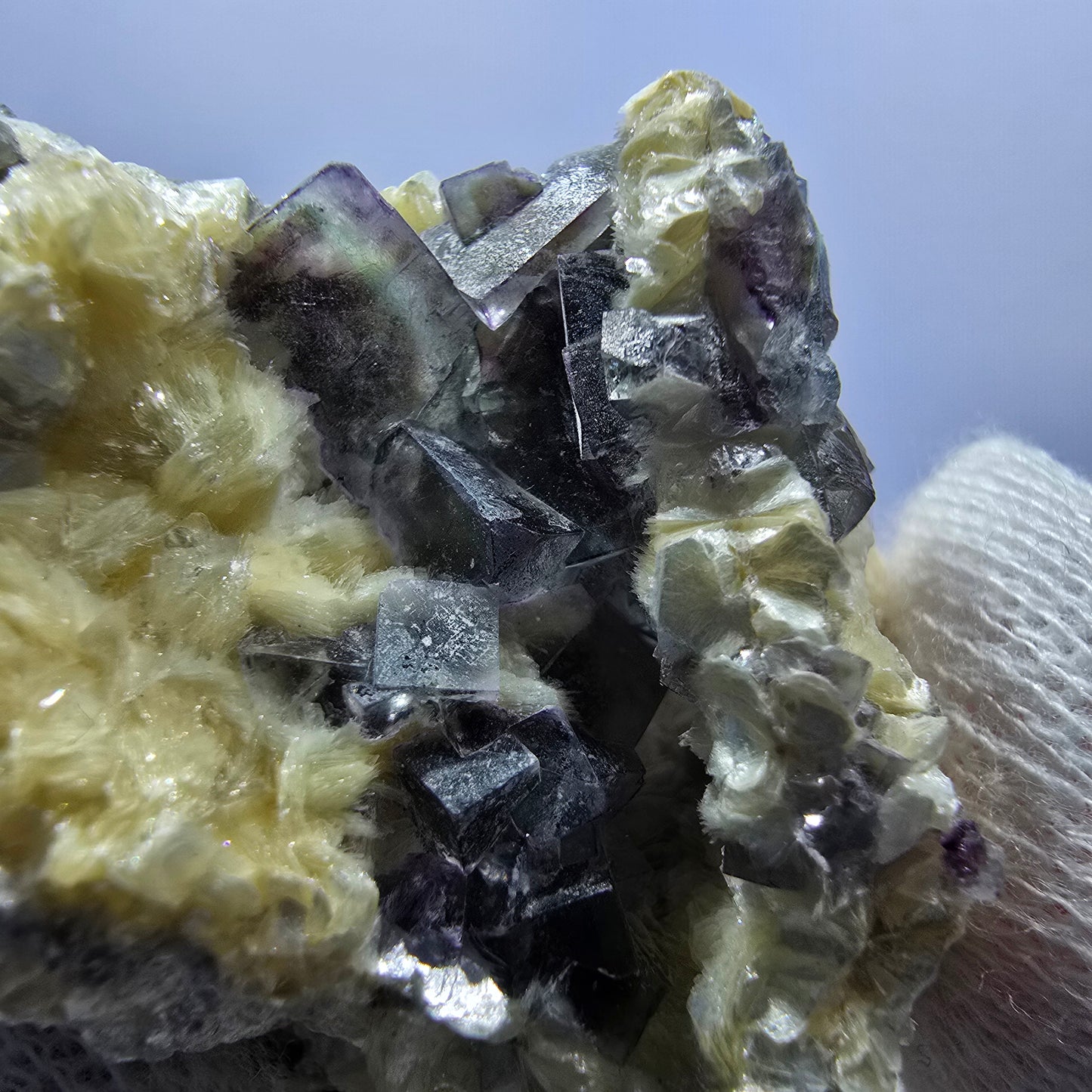 Cubes de fluorite fantôme colorés, spécimen de calcite muscovite UV, Erongo, Namibie, 63 x 52 x 31 mm