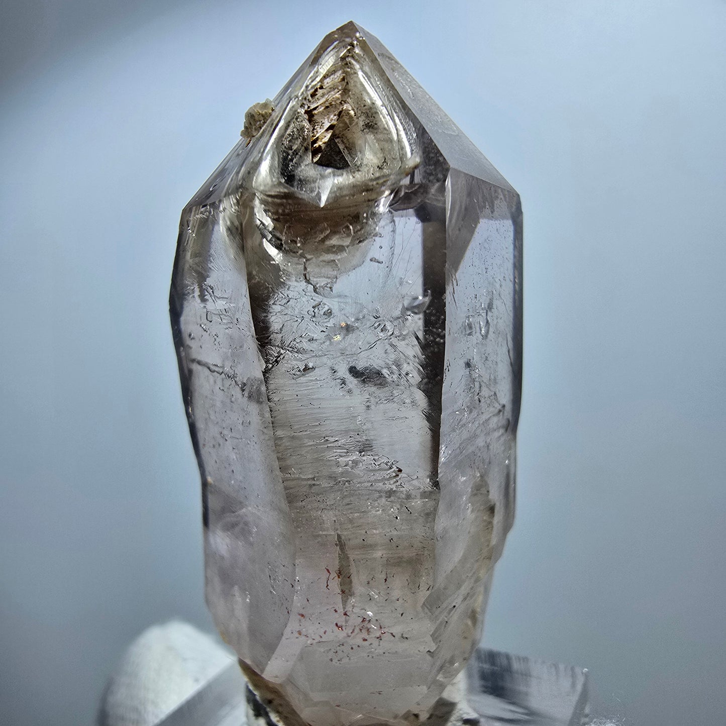 Pointe de sceptre en améthyste fantôme transparente, Goboboseb, Namibie, 50 x 24 x 21 mm