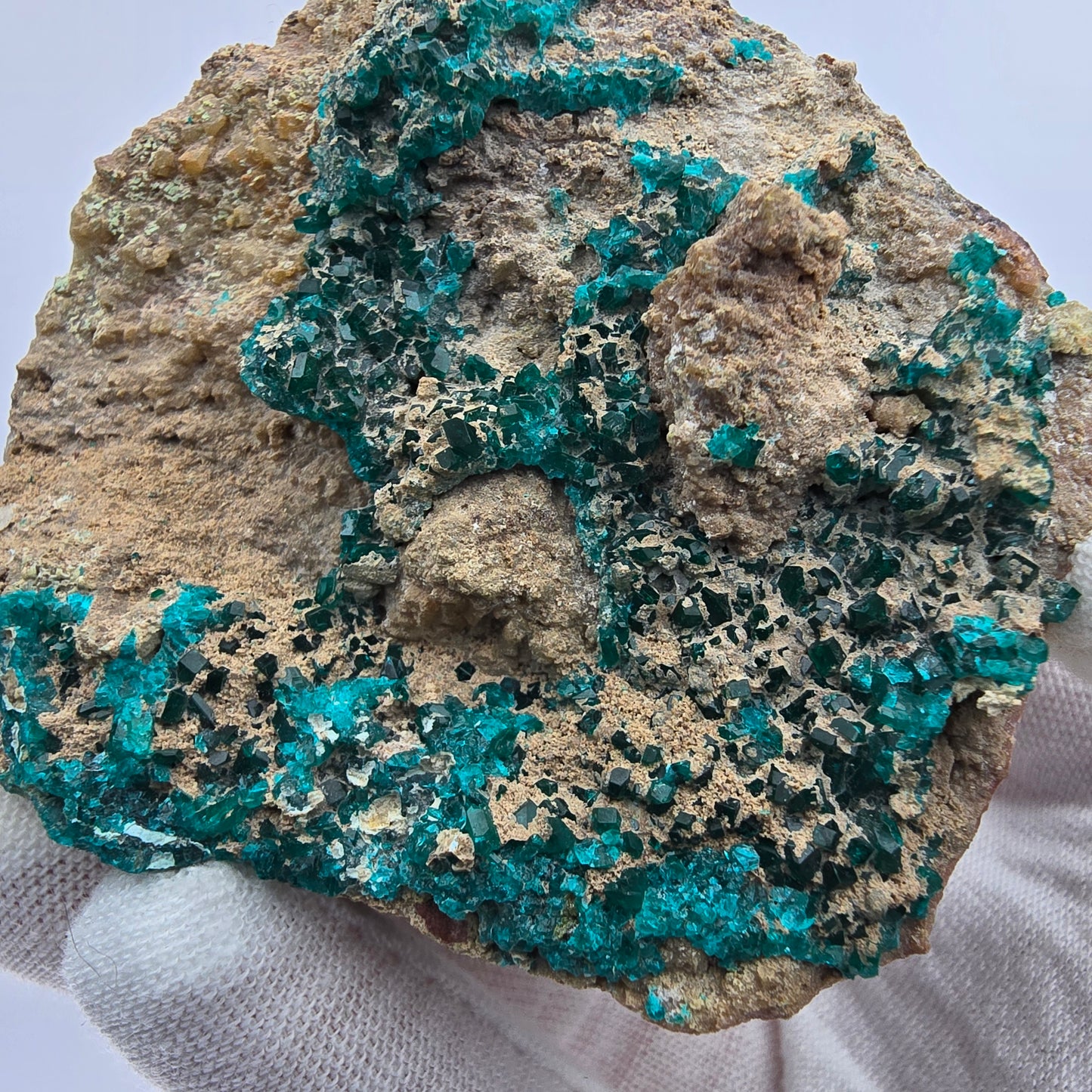 Rare spécimen de dioptase sur quartz Kaokoveld, Namibie 61*56*29mm Collection de minéraux