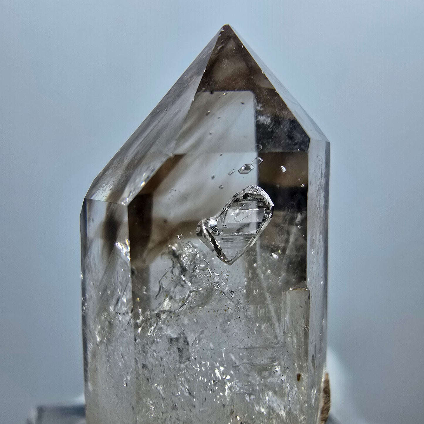 Pointe de sceptre en quartz fumé fantôme transparent, Goboboseb, Namibie, 30 x 15 x 16 mm