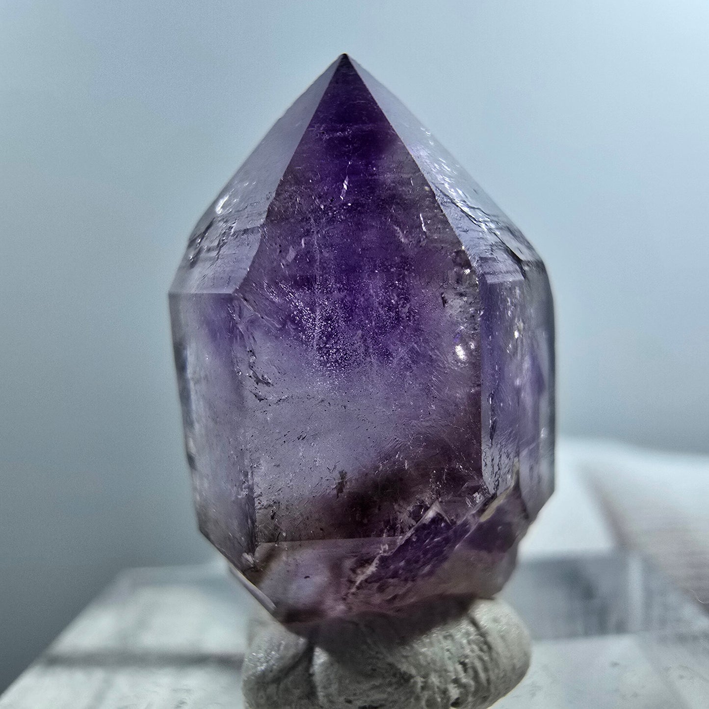 Pointe de sceptre en améthyste fantôme rare à Goboboseb, Namibie, 22 x 15 x 11 mm