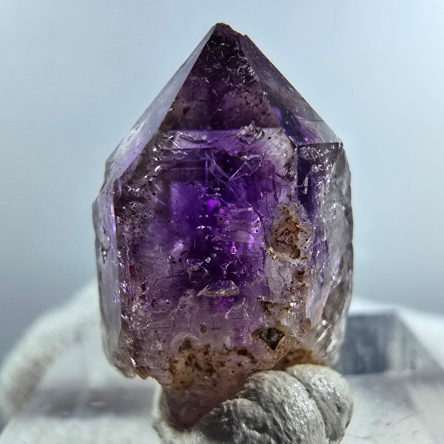 Pointe de sceptre en améthyste fantôme rare à Goboboseb, Namibie, 22 x 14 x 12 mm
