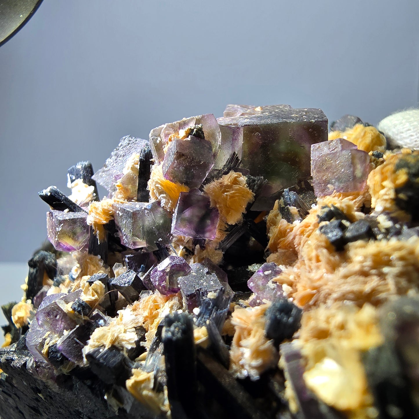 Fluorite fantôme colorée, tourmaline schol, hyalite, muscovite, Erongo, Namibie, 114 x 84 x 50 mm