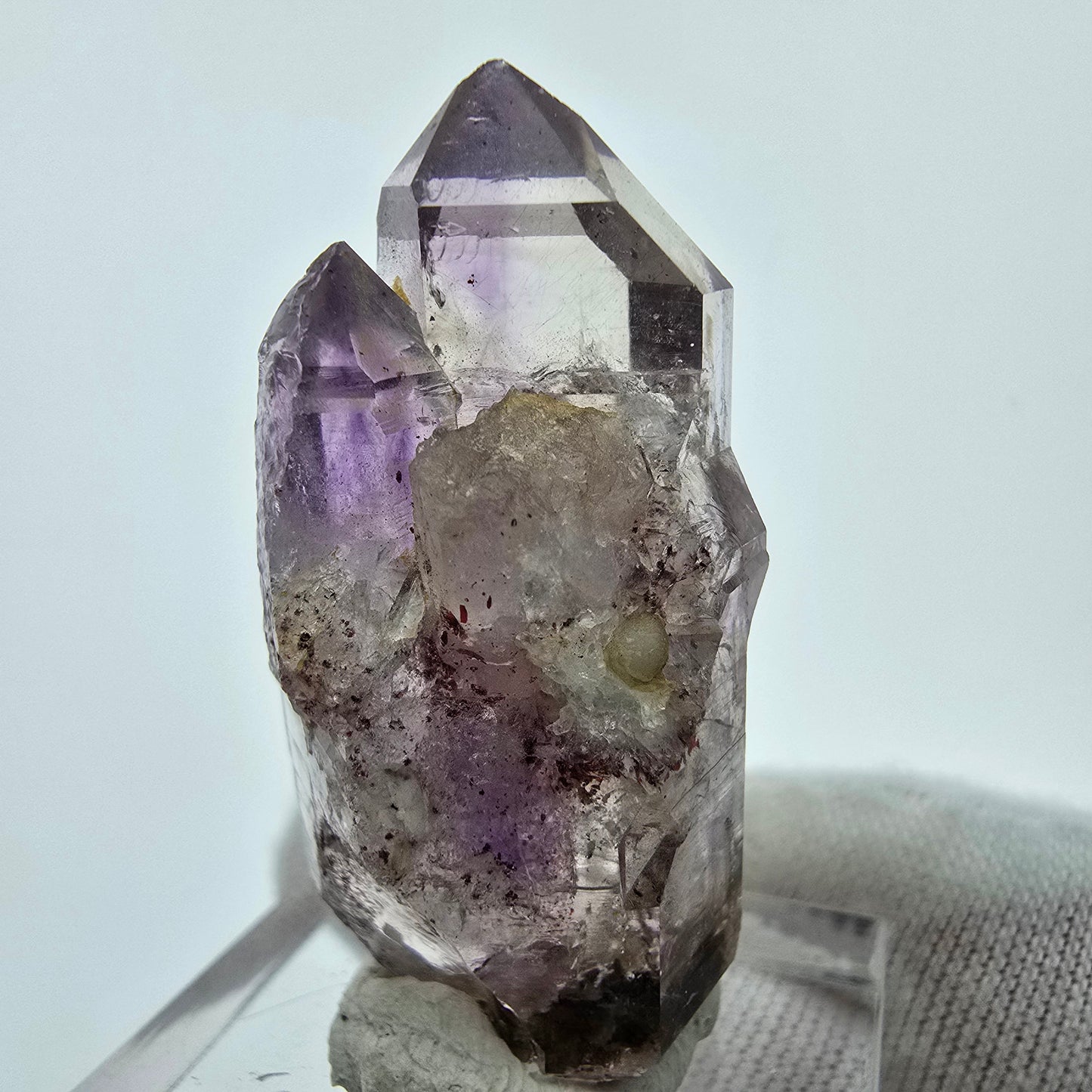 Goboboseb violet de qualité Sceptre en améthyste fantôme transparente, Namibie 37*18*13mm Collection