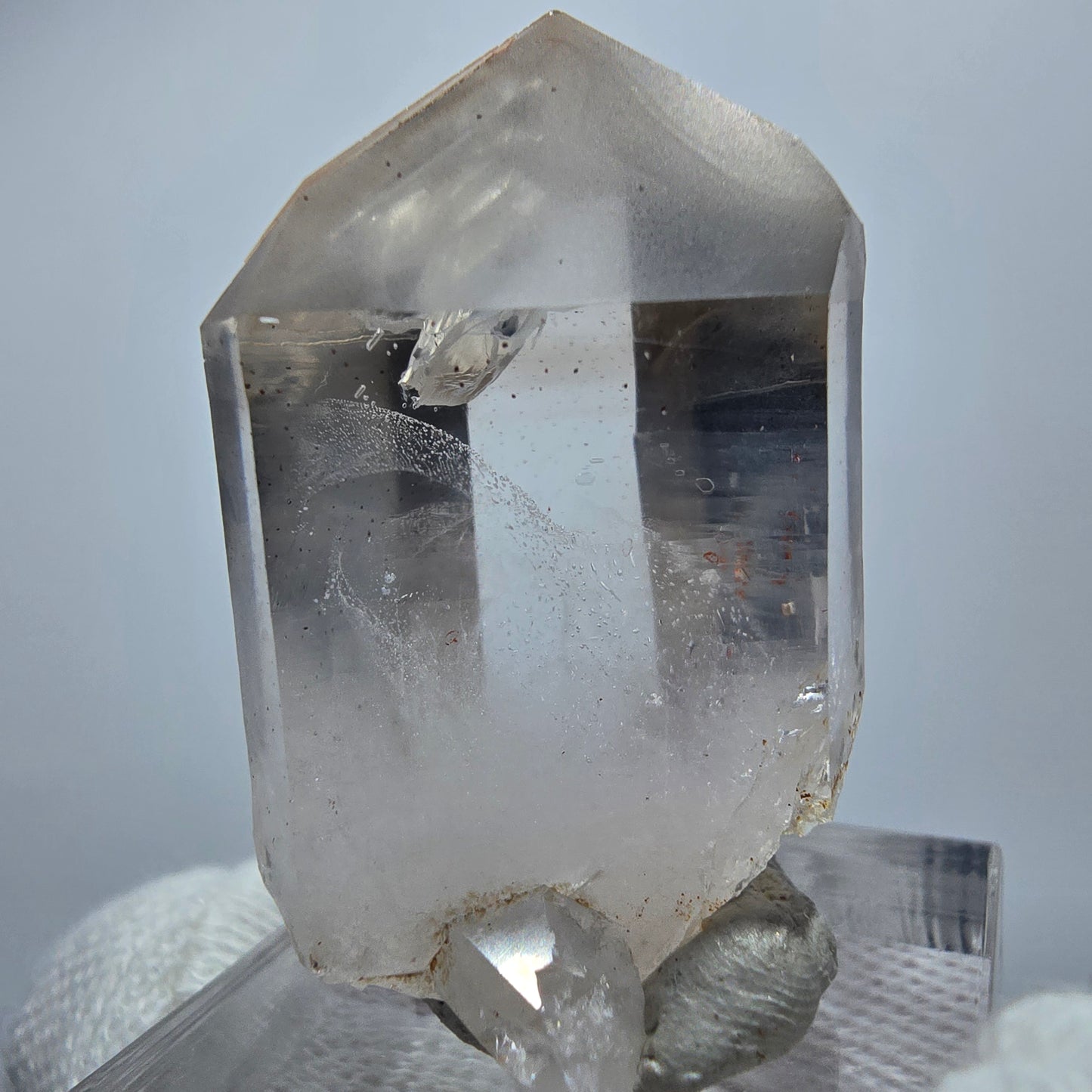Pointe de quartz fumé fantôme clair, forme rare de Goboboseb, Namibie, 36 x 21 x 21 mm