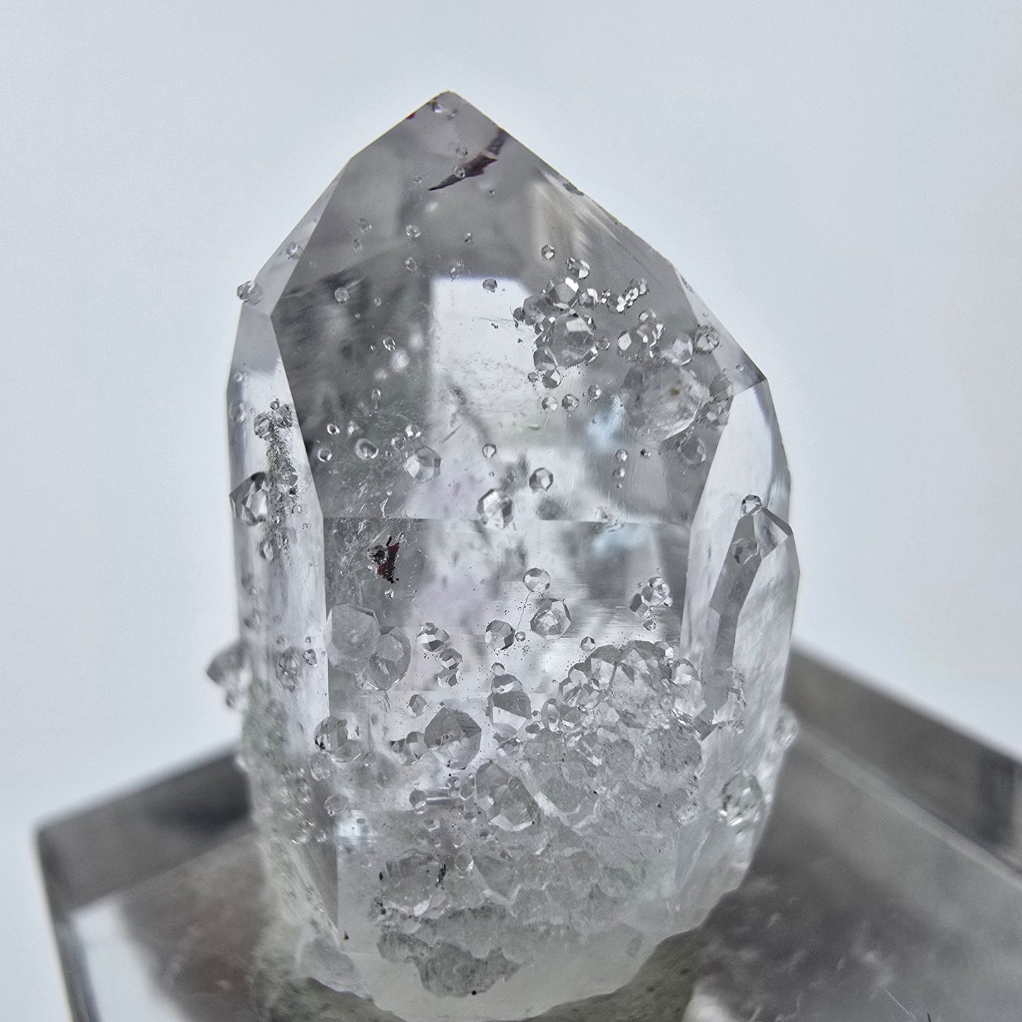 Klarer Harlekin Quarz mit Analcim Streep Mine Goboboseb Namibia 22*16*14mm
