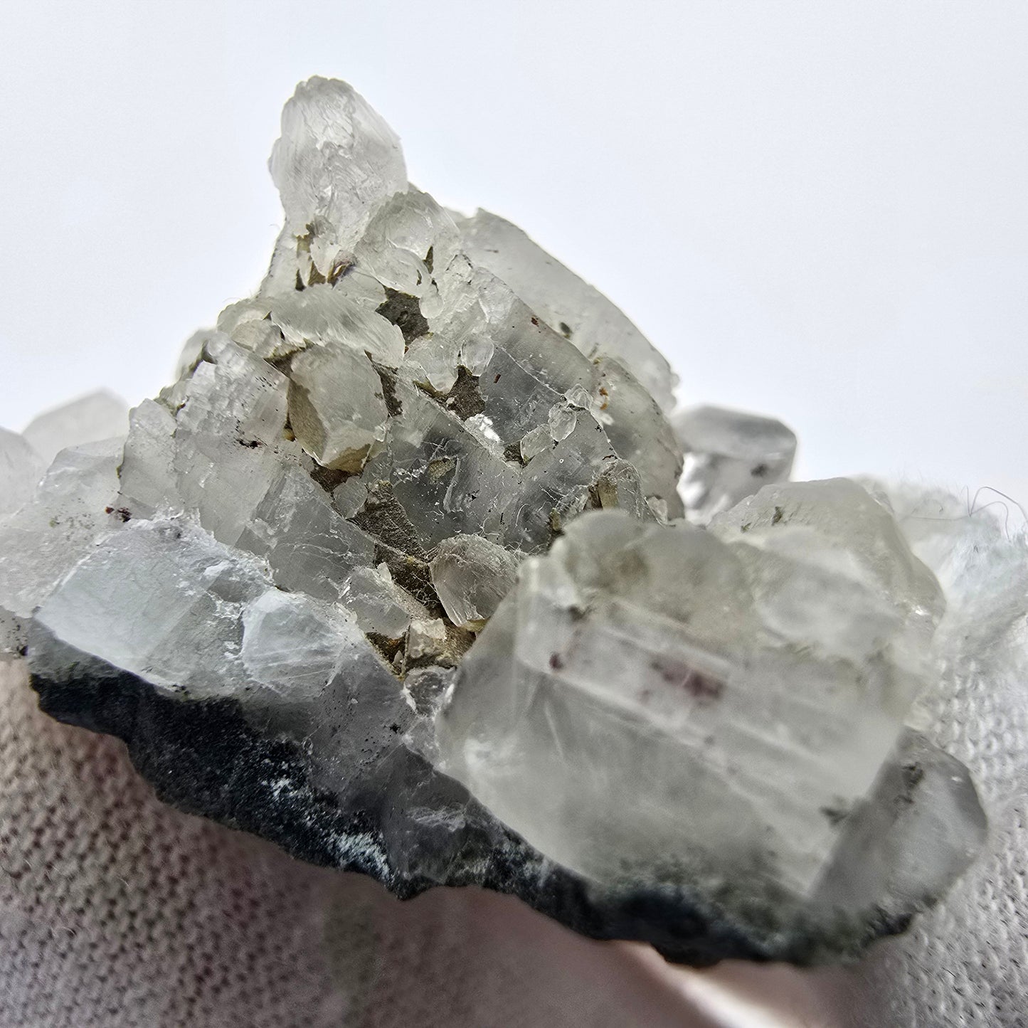 Hämatit Quarz mit UV Calcit Stufe Streep Mine, Goboboseb, Namibia 32*31*19mm