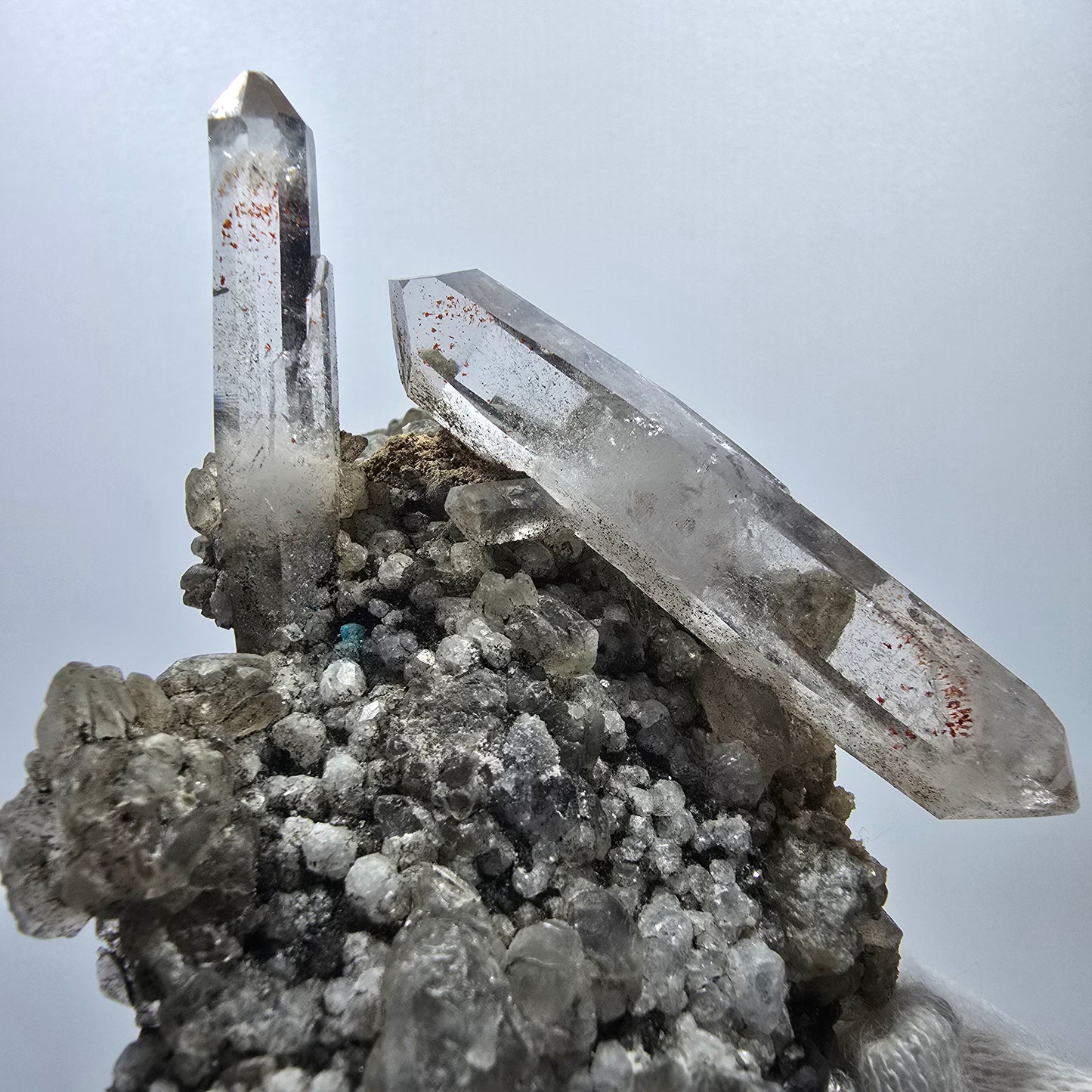 Quartz fumé Harlequin DT, calcite UV, spécimen de chrysocolle, Valentine Pocket, Namibie, 108 x 64 x 44 mm