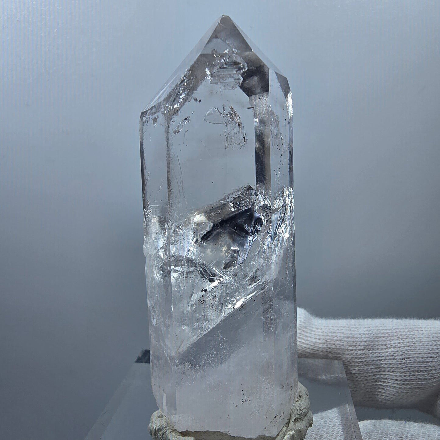 Gobos de poche Valentine en pointe de quartz clair cicatrisé. Namibie, 69 x 24 x 23 mm.