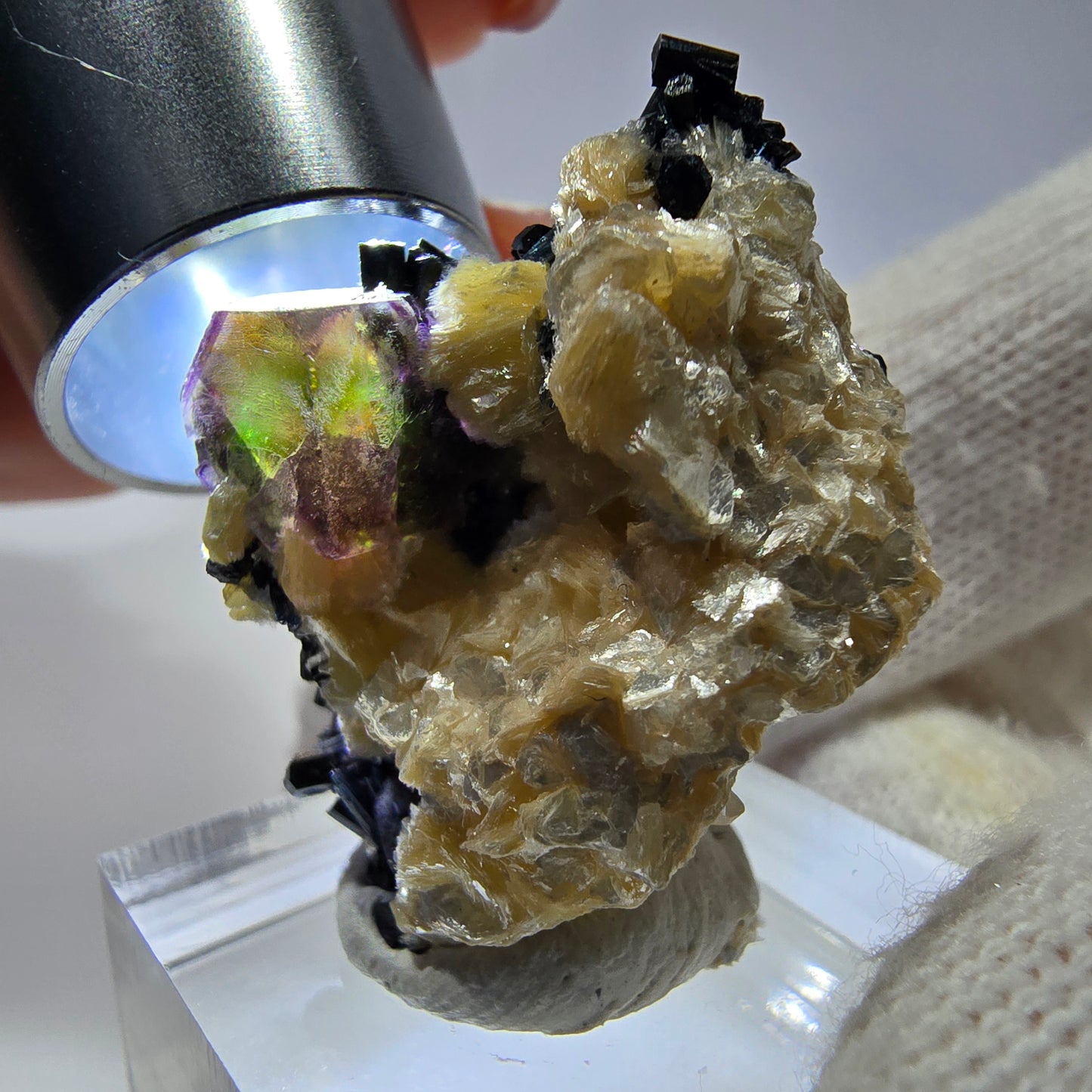 Spécimen de fluorite fantôme colorée, tourmaline scholle, muscovite, Erongo, Namibie, 33 x 25 x 19 mm