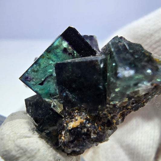 Spécimen de cube de fluorite fantôme transparente, vert-violet zonal, Okorusu, Namibie, 28 x 24 x 15 mm
