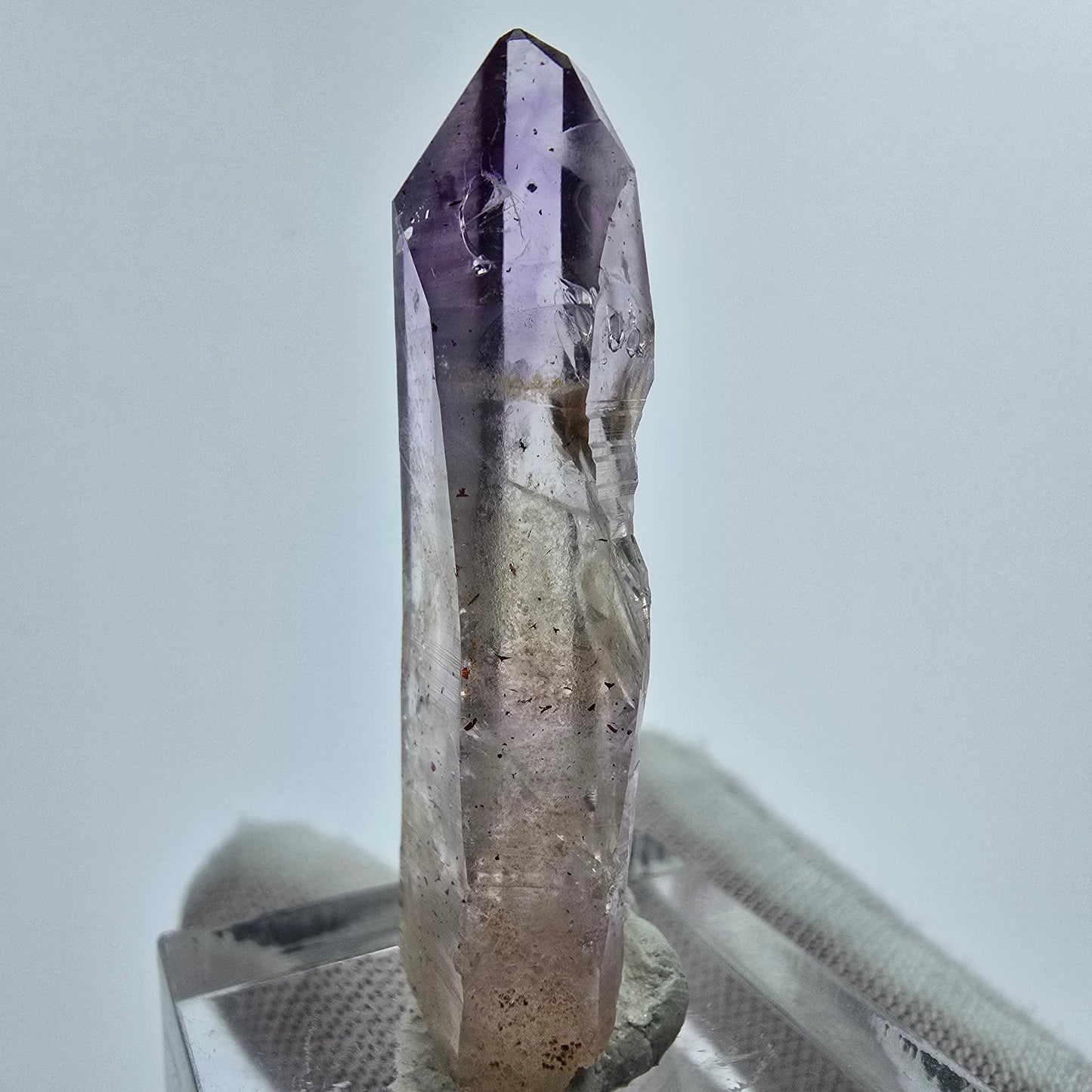 Phantom Amethyst mit rotem Eisen Goboboseb, Namibia 45*14*9mm Mineraliensammlung