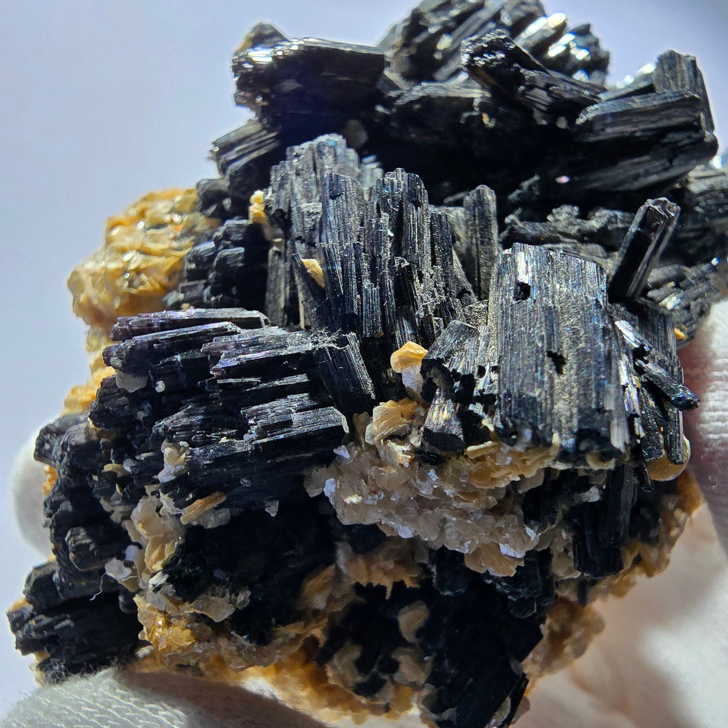 Grand spécimen de tourmaline Schorl et de muscovite, Erongo, Namibie, 95 x 64 x 55 mm