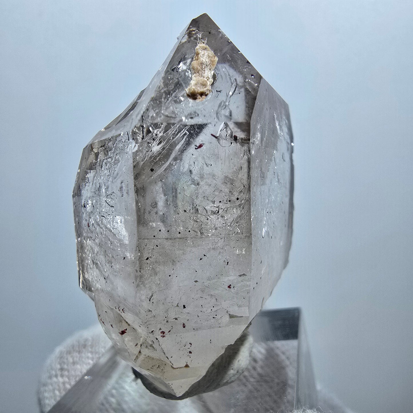 Pointe de sceptre en quartz fumé fantôme transparent, Goboboseb, Namibie, 44 x 33 x 22 mm