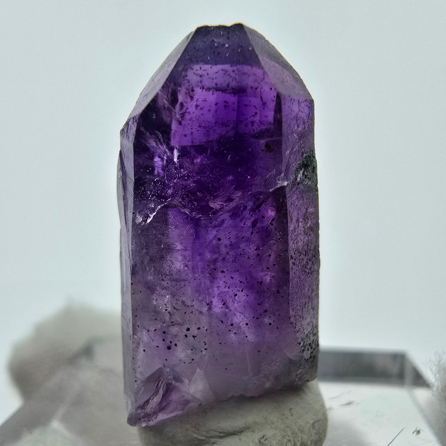 Pointe d'améthyste fantôme transparente violette, claim Buks, Goboboseb, Namibie 21*10*7mm