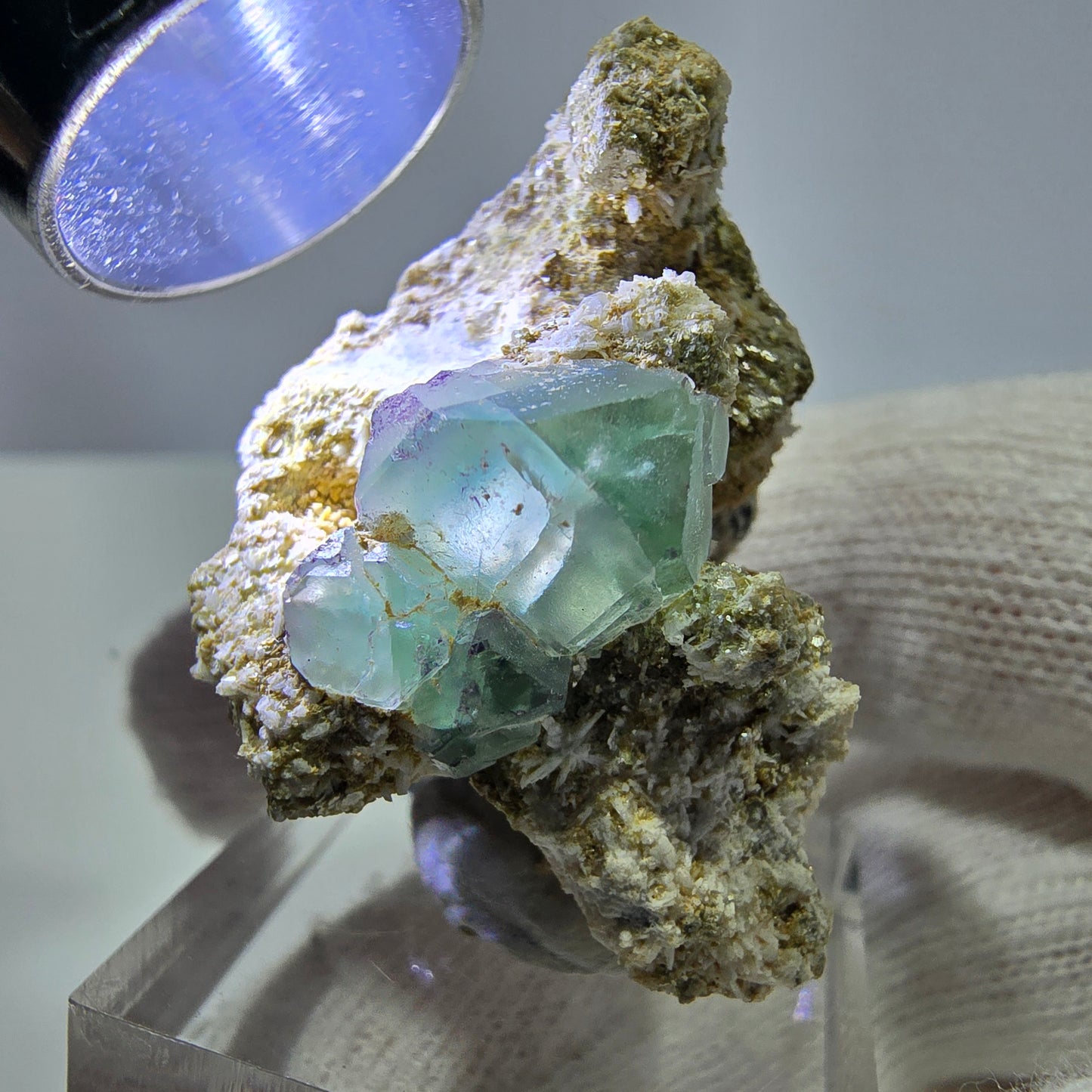 Spécimen de cube de fluorite fantôme zonal, de muscovite et de tourmaline Schorl, Erongo, Namibie, 37 x 25 x 21 mm